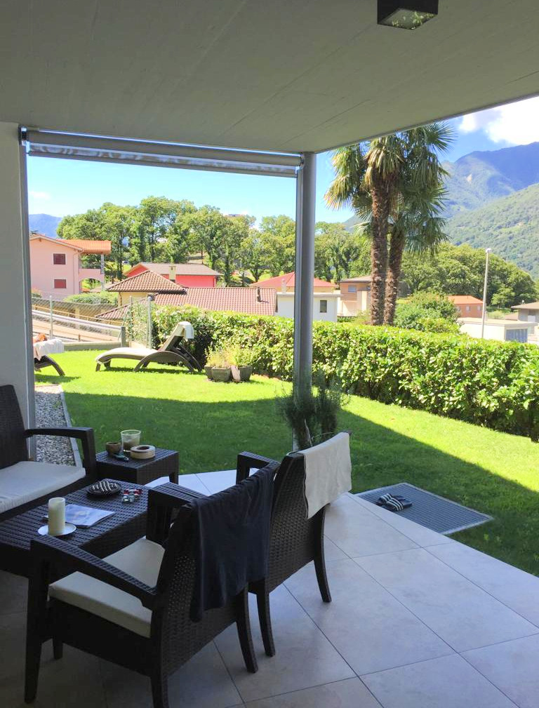 Überdachte Terrasse mit Gartenblick