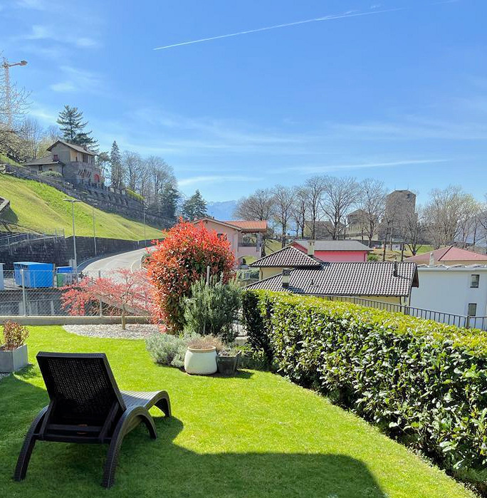 Garten mit Liege und Ausblick