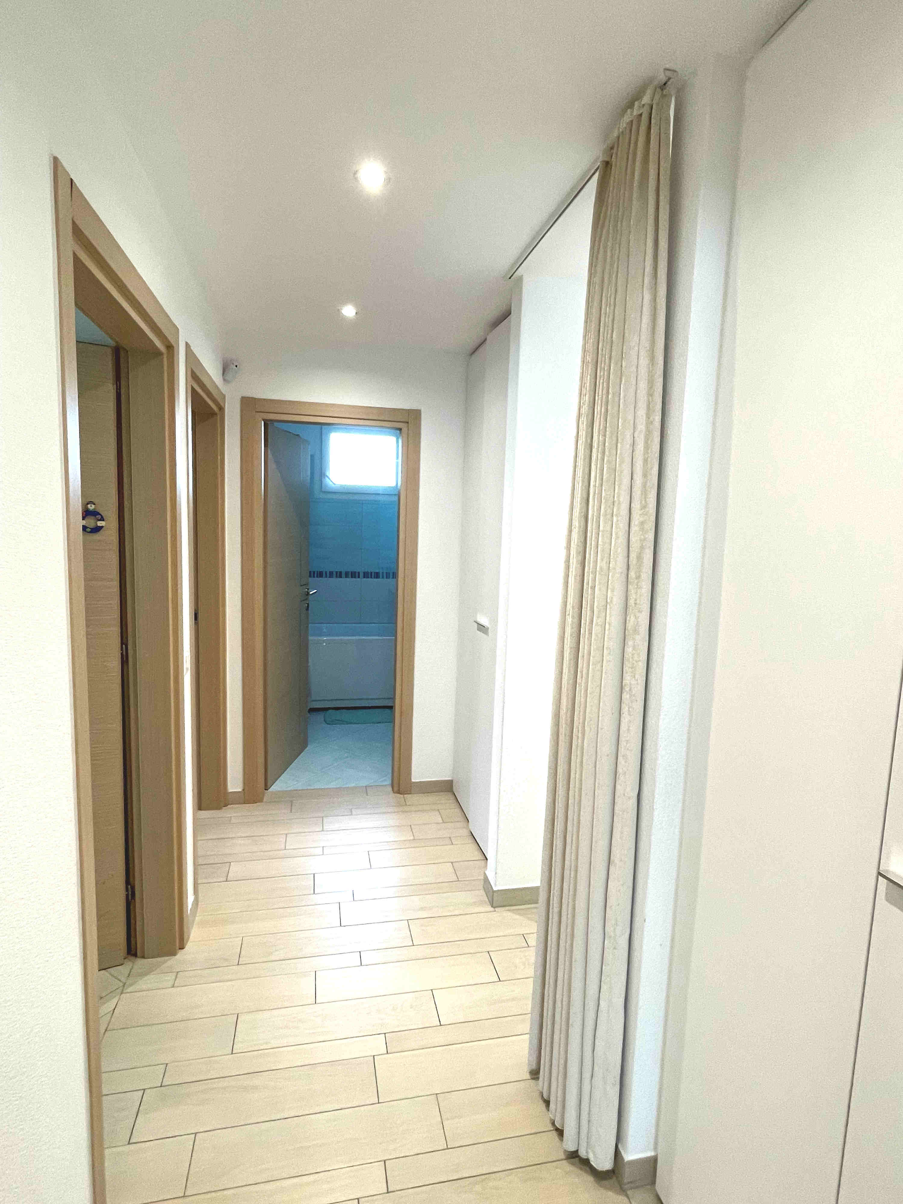 Heller Flur mit Blick ins Badezimmer