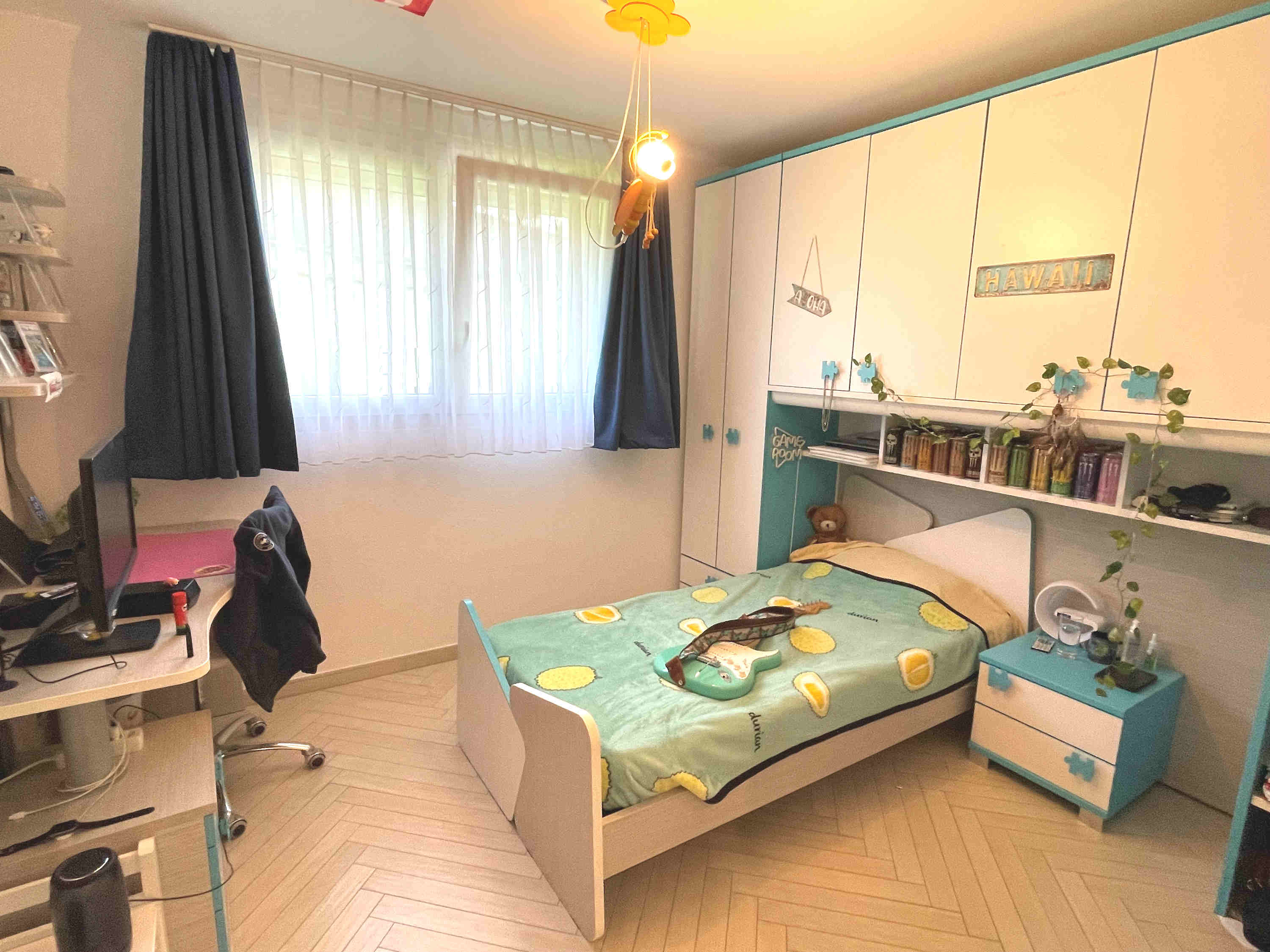 Kinderzimmer mit Schreibtisch und Einzelbett