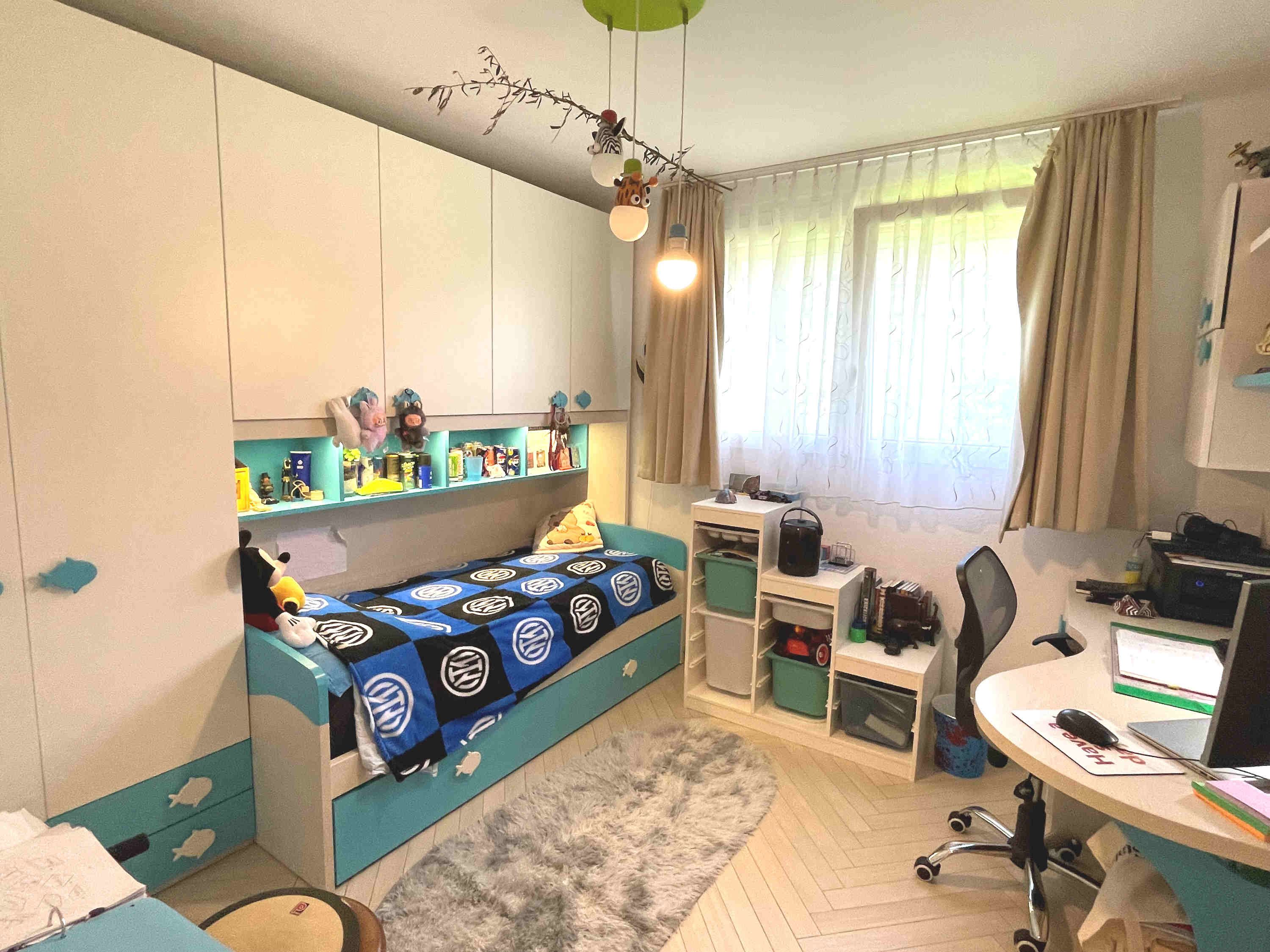 Kinderzimmer mit Bett, Schreibtisch und Fenster