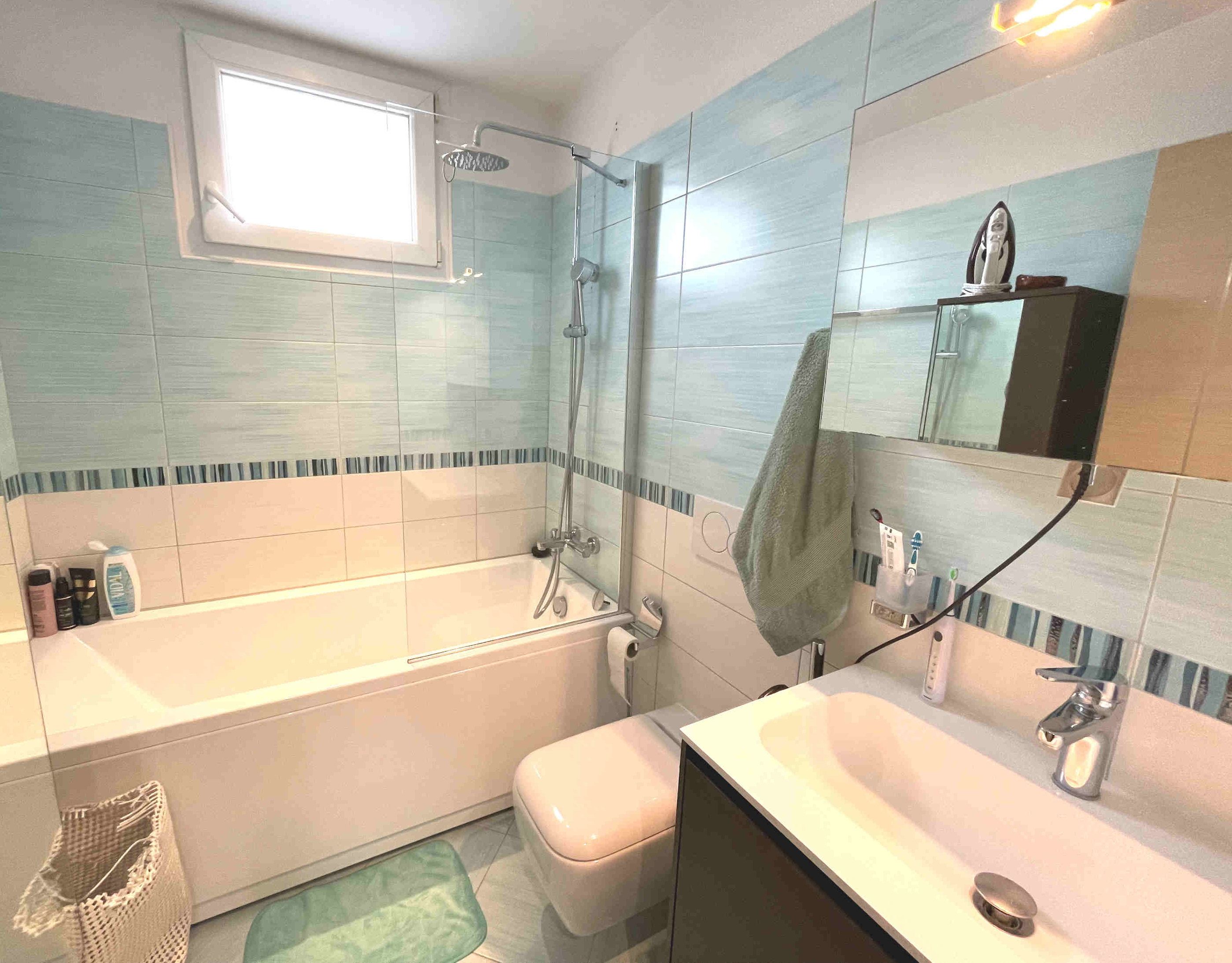 Helles, modernes Badezimmer mit Badewanne und Dusche