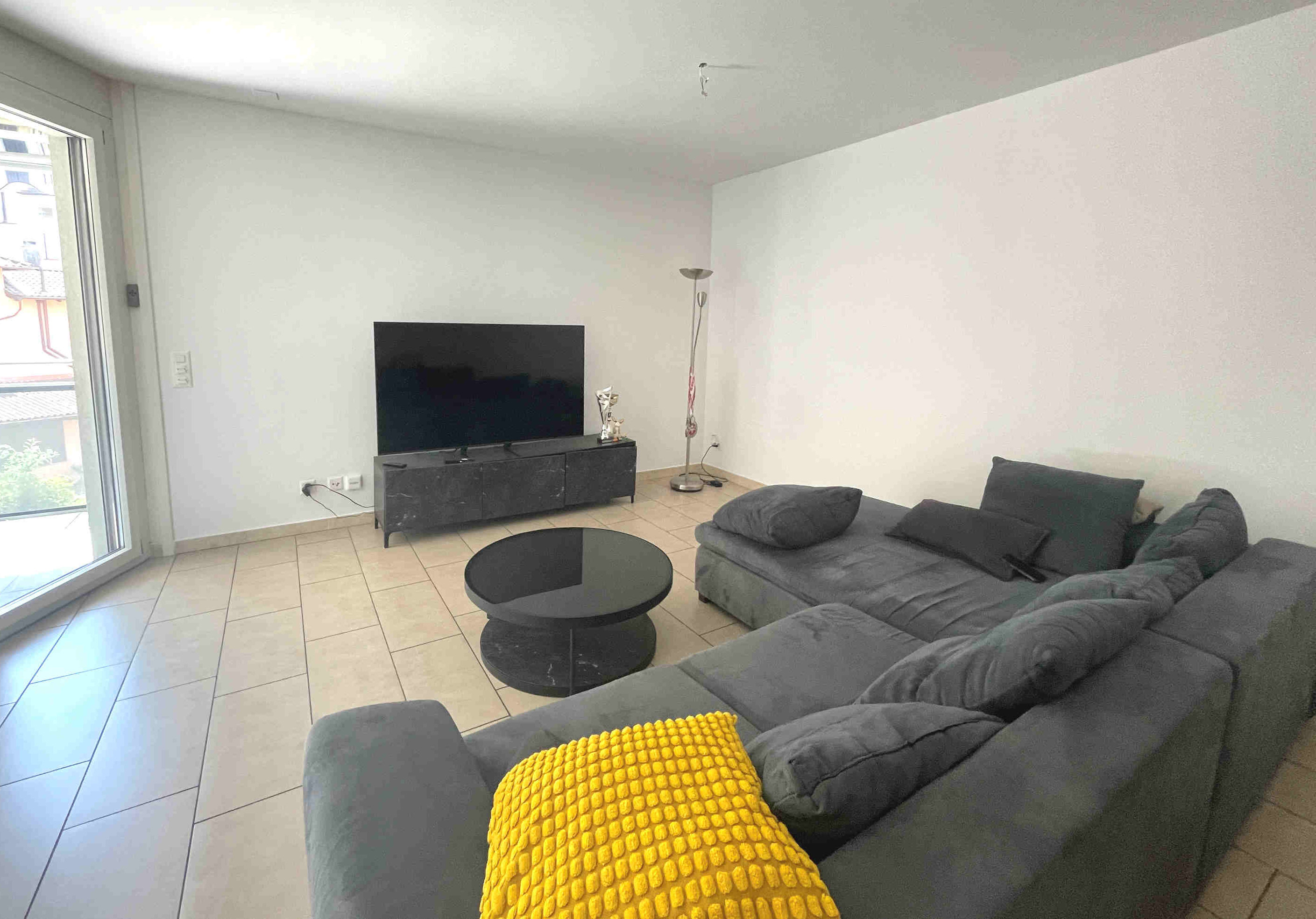 Modernes Wohnzimmer mit Sofa und TV