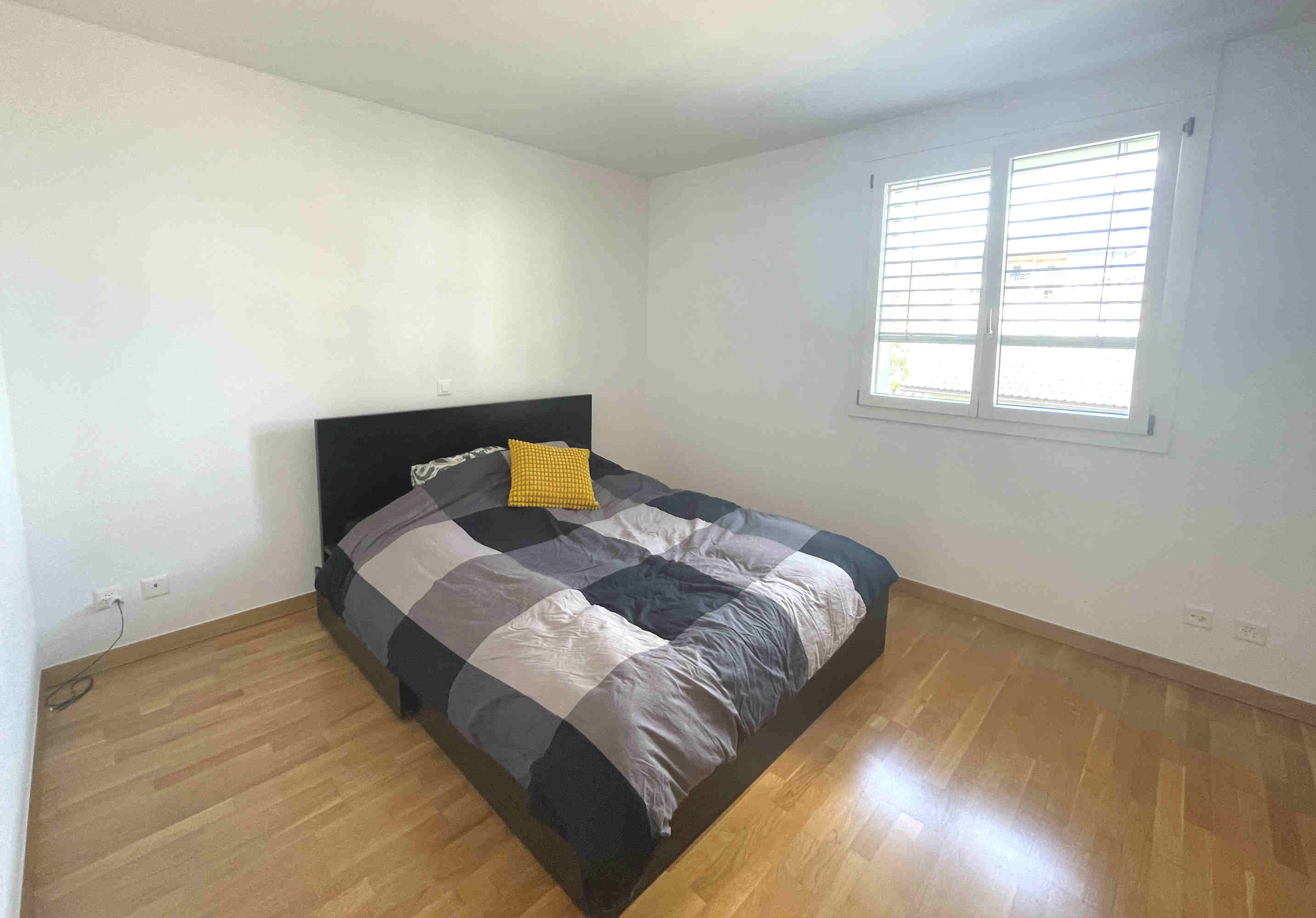 Helles Schlafzimmer mit Doppelbett