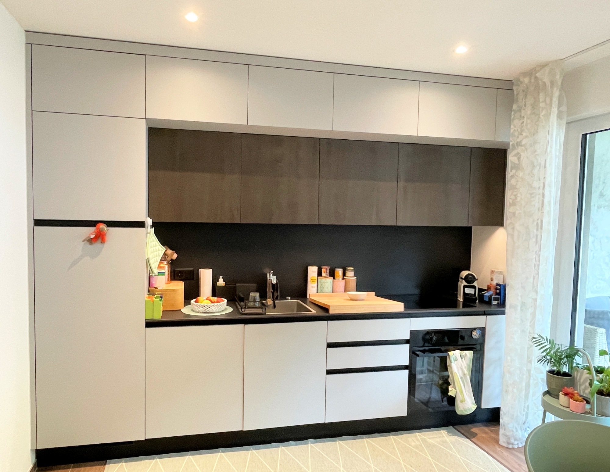 Moderne Einbauküche mit großer Frontwand