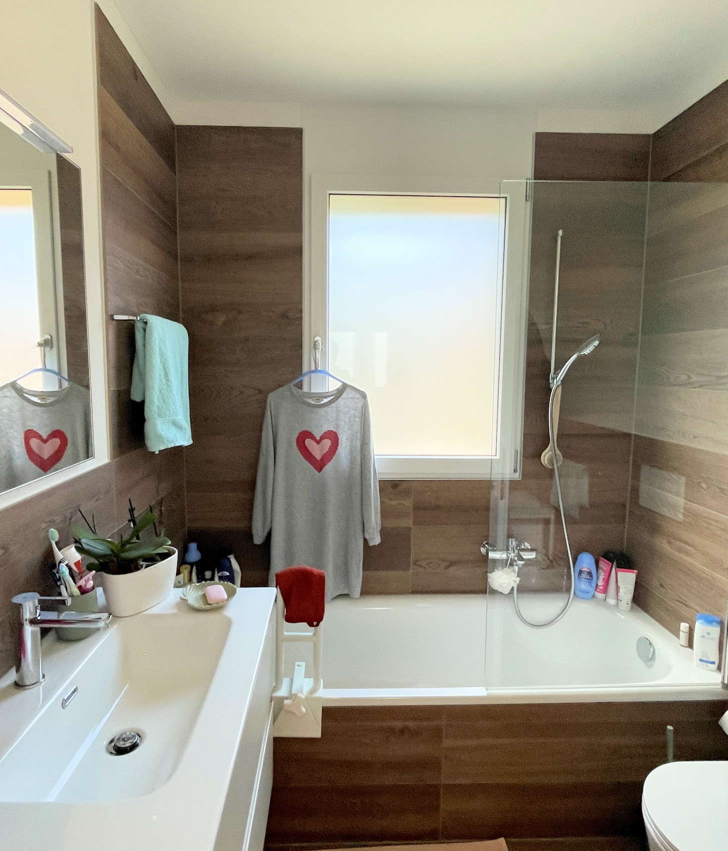 Modernes Badezimmer mit Wanne und Glasdusche