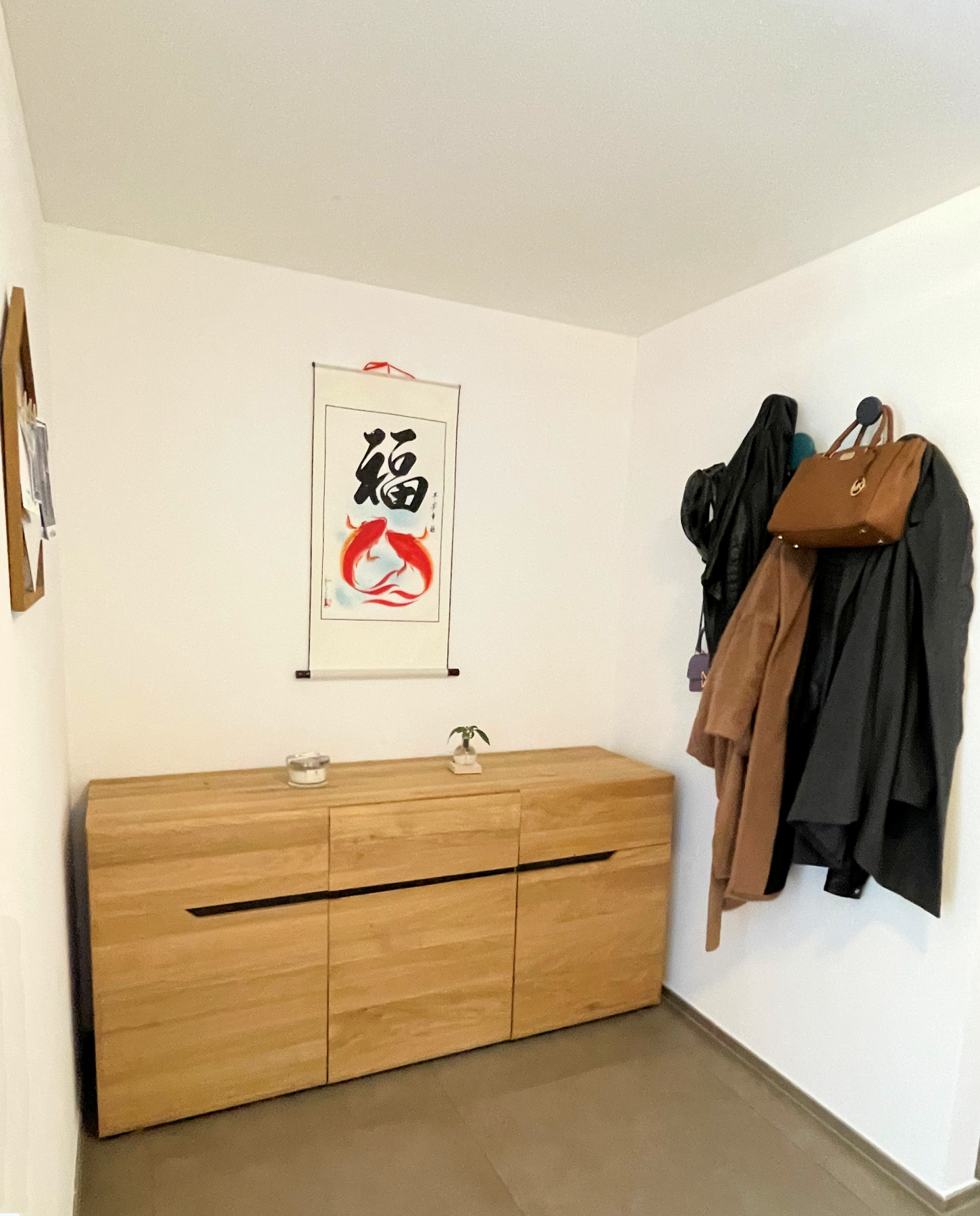 Heller Eingangsbereich mit Garderobe