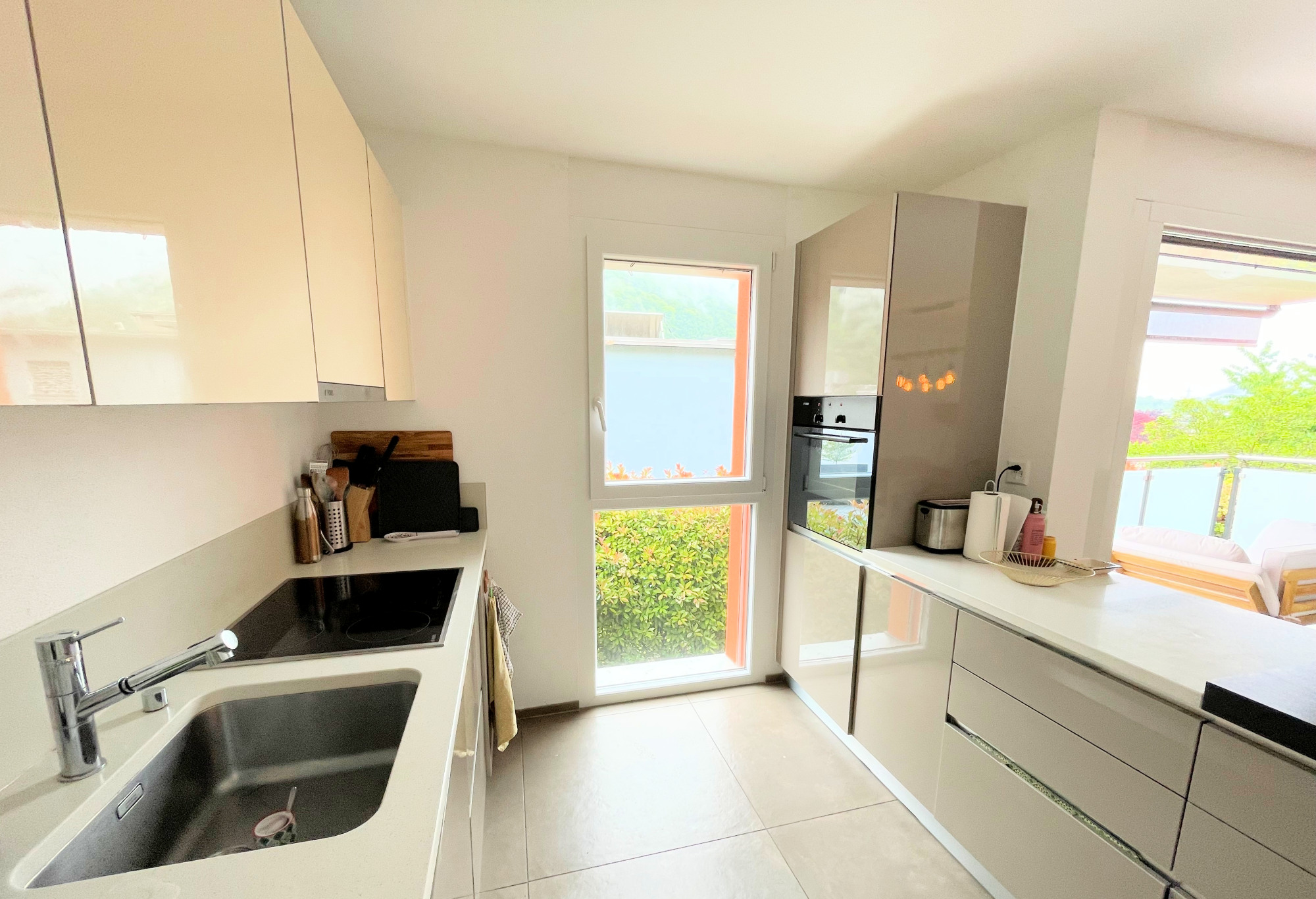 Moderne Küche mit Balkonblick