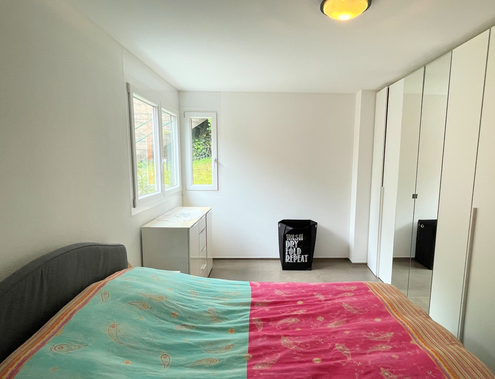 Helles Schlafzimmer mit Einbauschrank