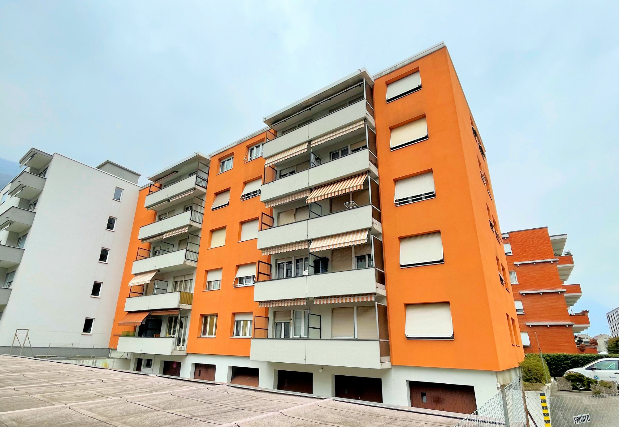 Mehrfamilienhaus mit orangefarbener Fassade