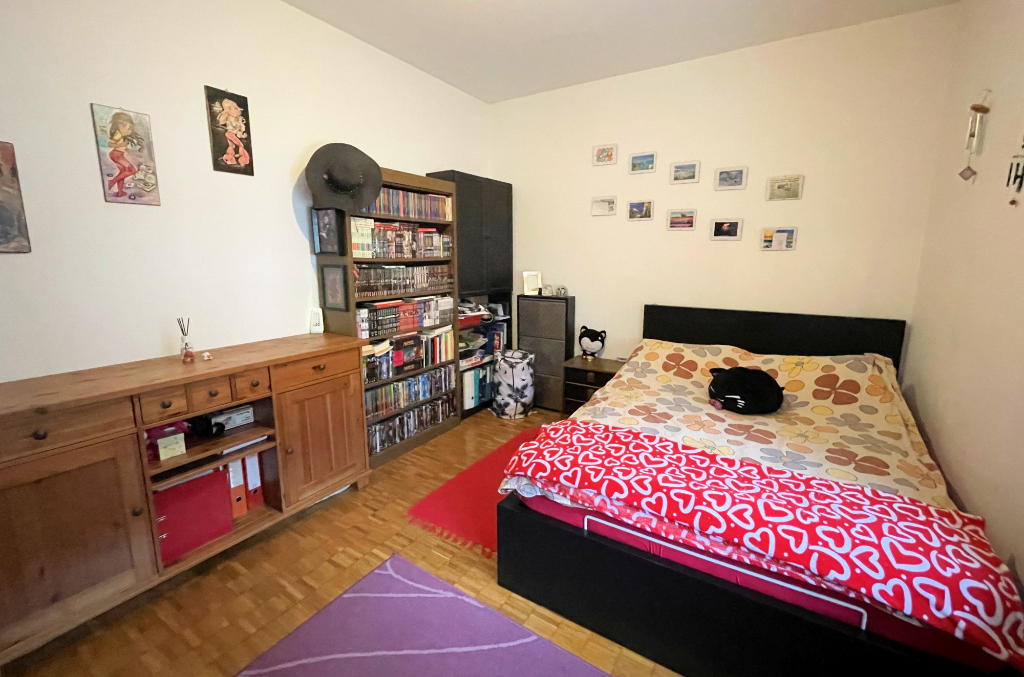 Gemütliches Schlafzimmer mit Holz- und Stoffmöbeln