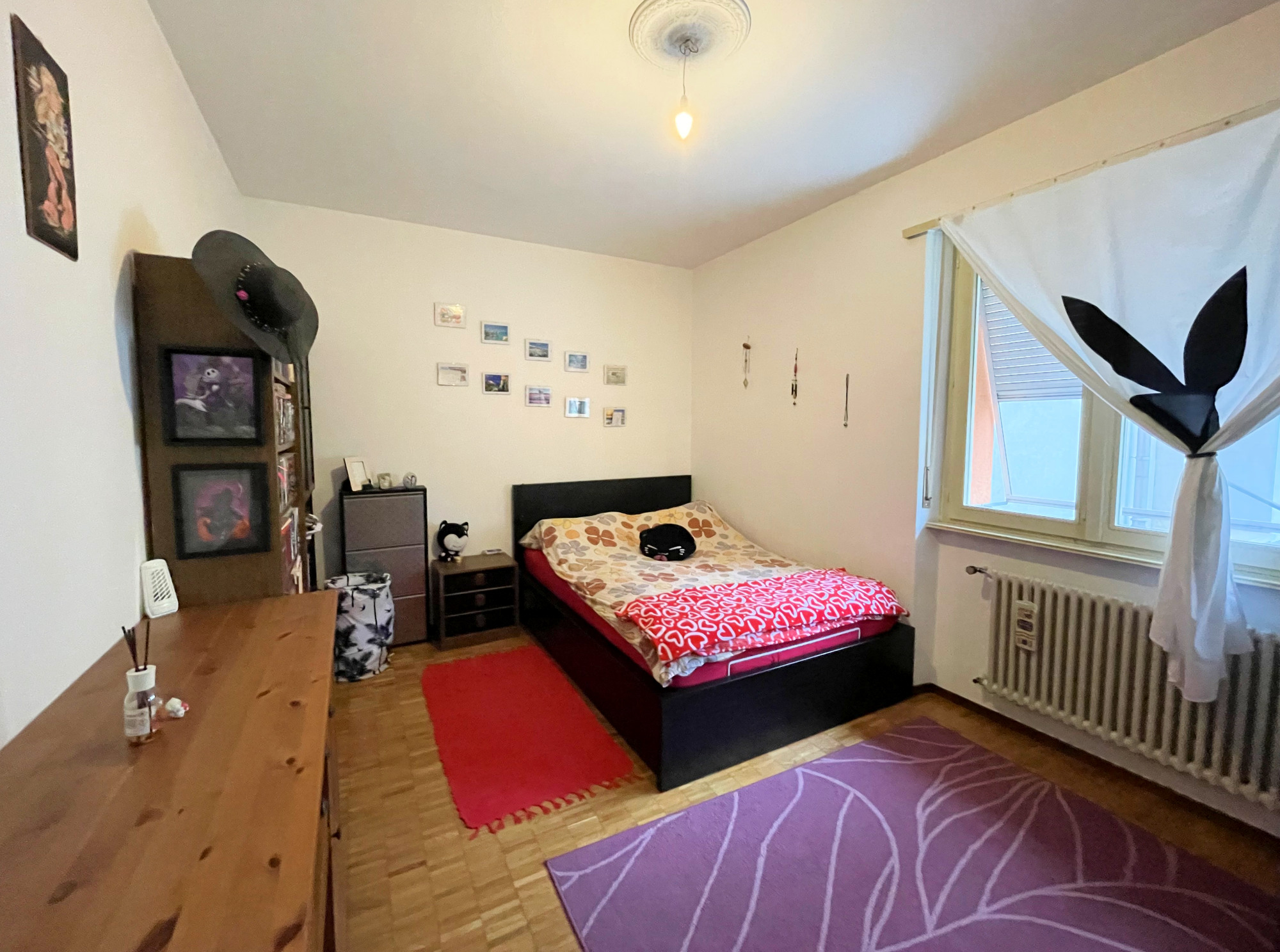 Schlafzimmer mit einfacher Einrichtung