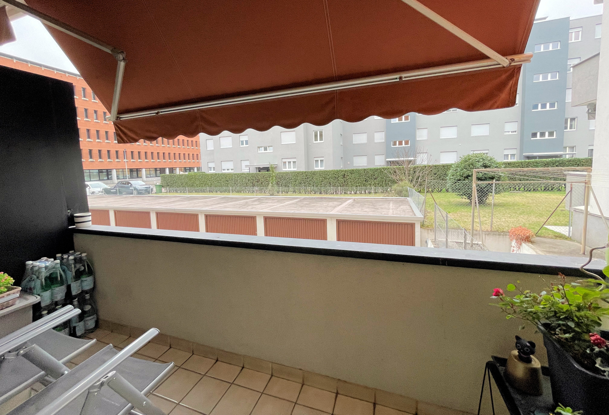 Überdachter Balkon mit Blick in den Innenhof