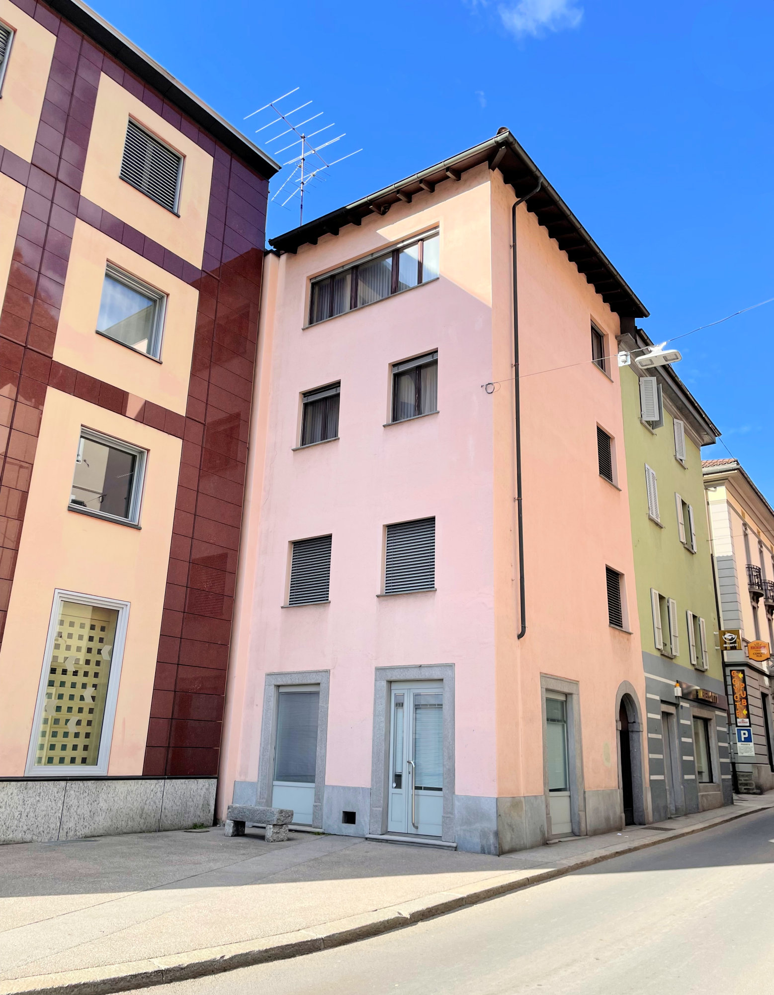 Pastellfarbene Fassaden an schmaler Stadtstraße