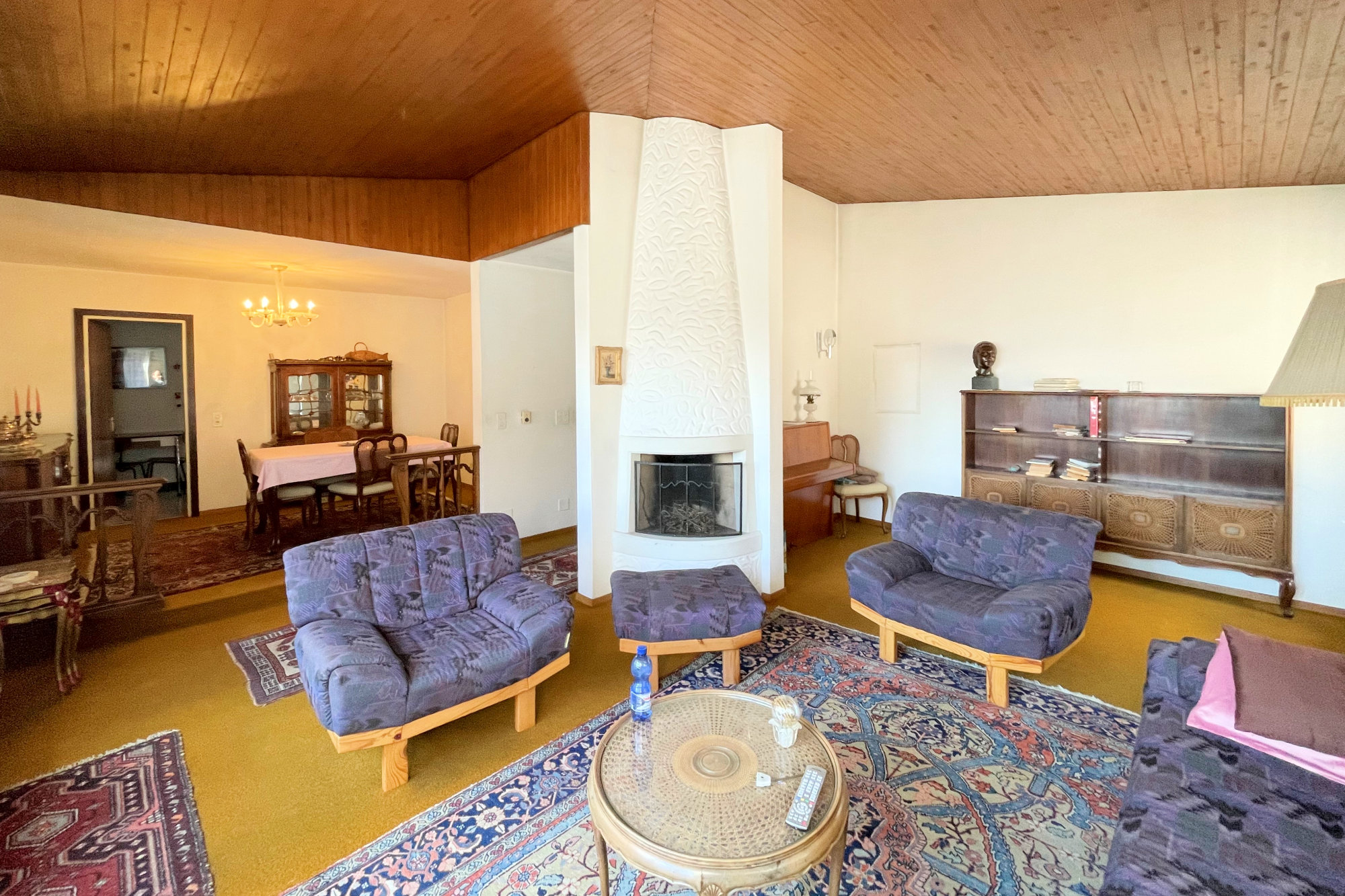 Wohnzimmer mit Essbereich und Kamin