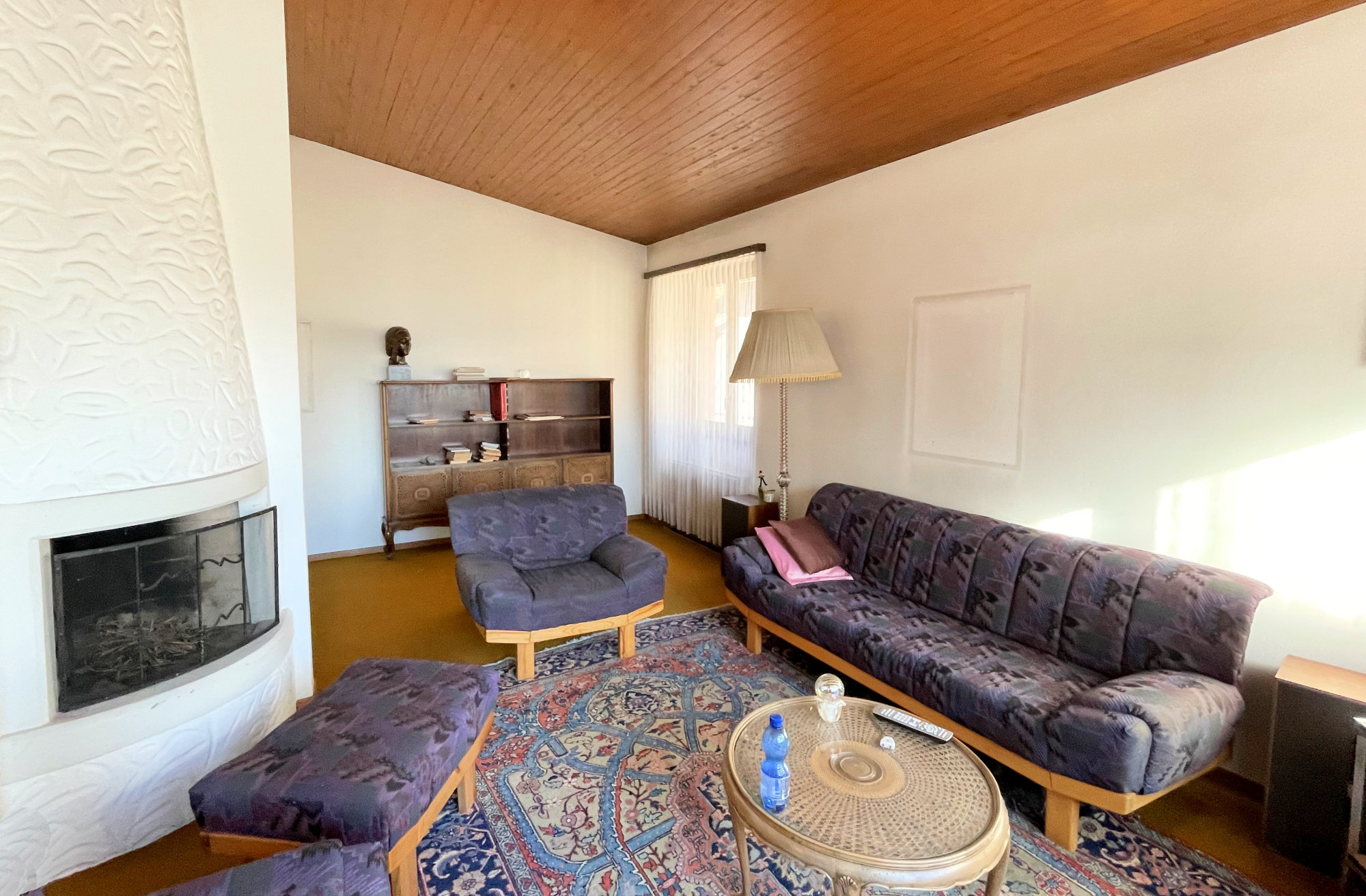 Wohnzimmer mit Kamin und Retro-Mobiliar
