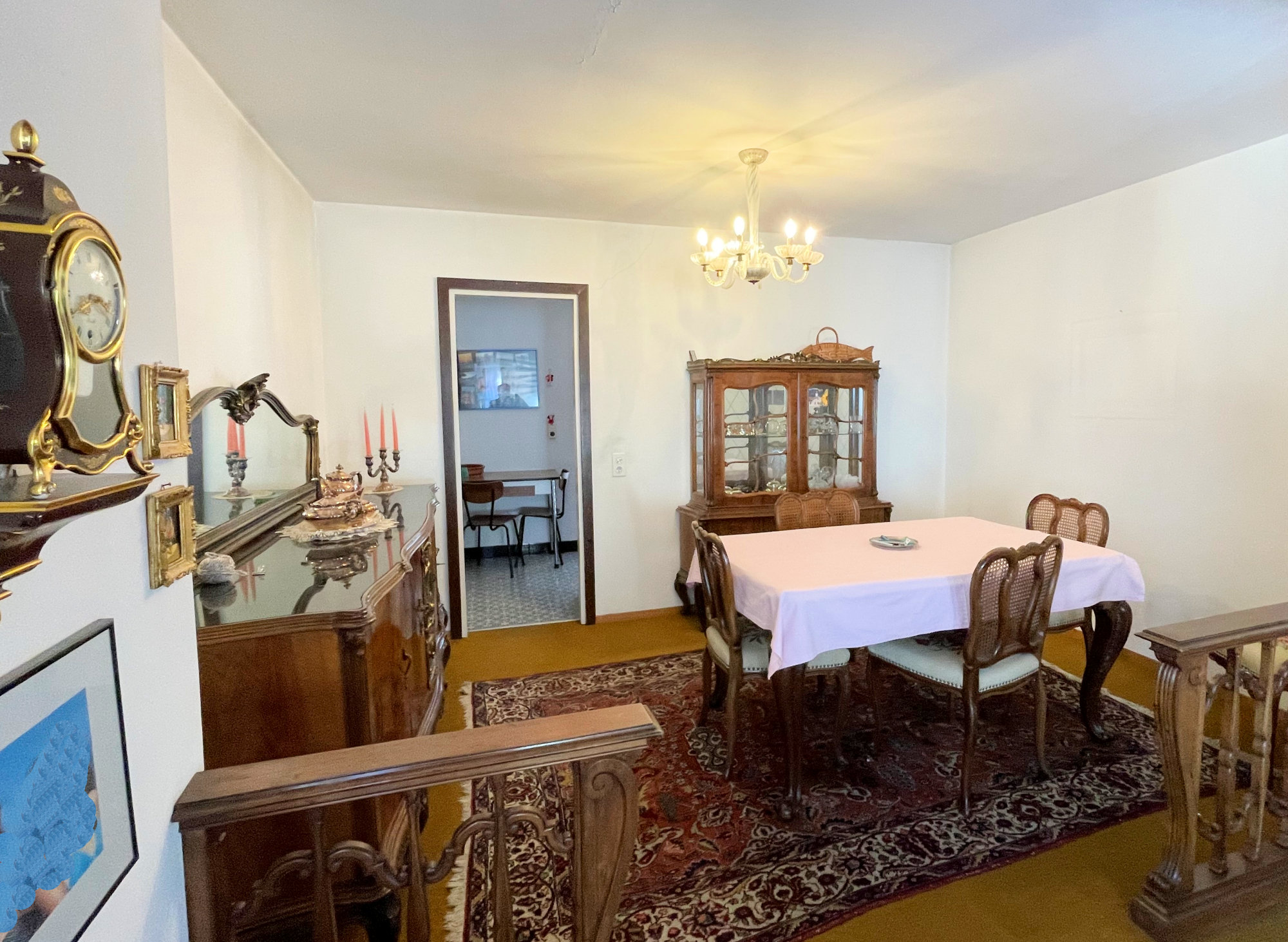 Klassisches Esszimmer mit antiken Möbeln