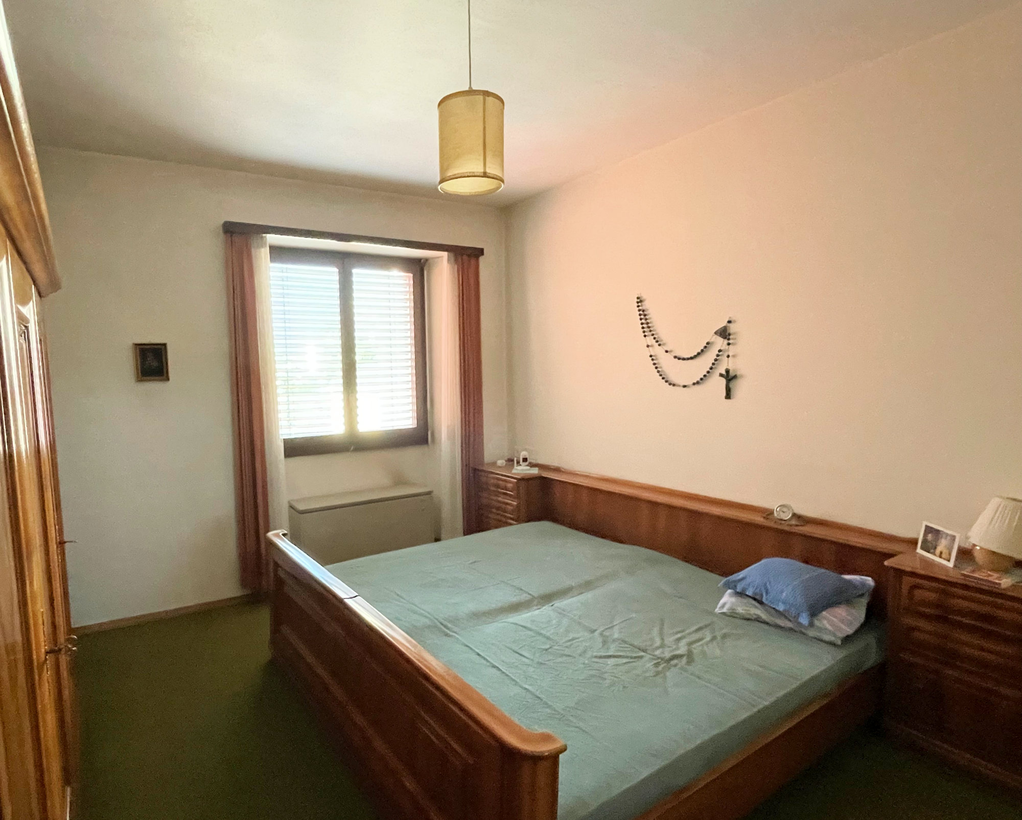 Schlafzimmer mit Holzbett und Tageslicht