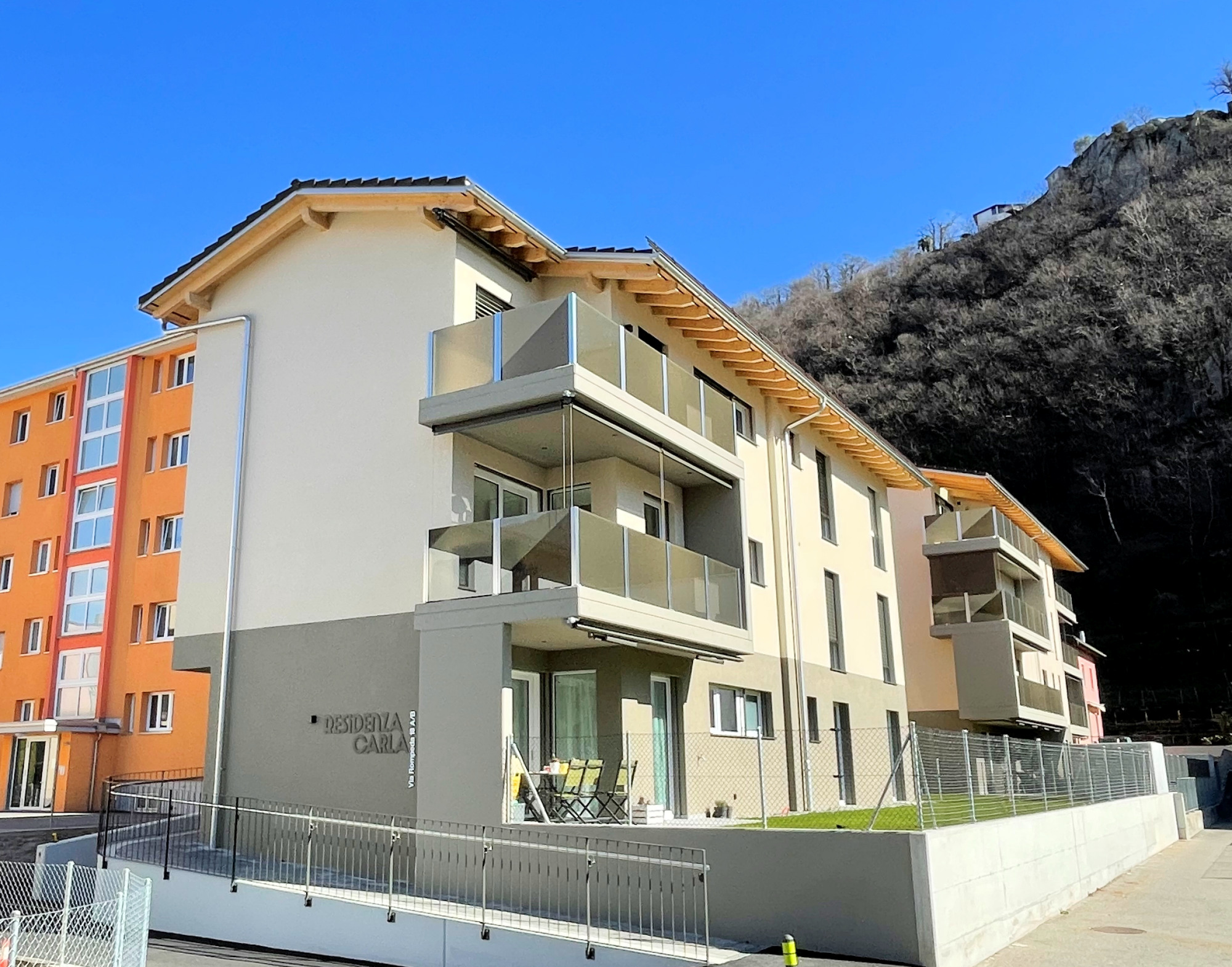 Mehrfamilienhaus mit Balkonen an einem Hang