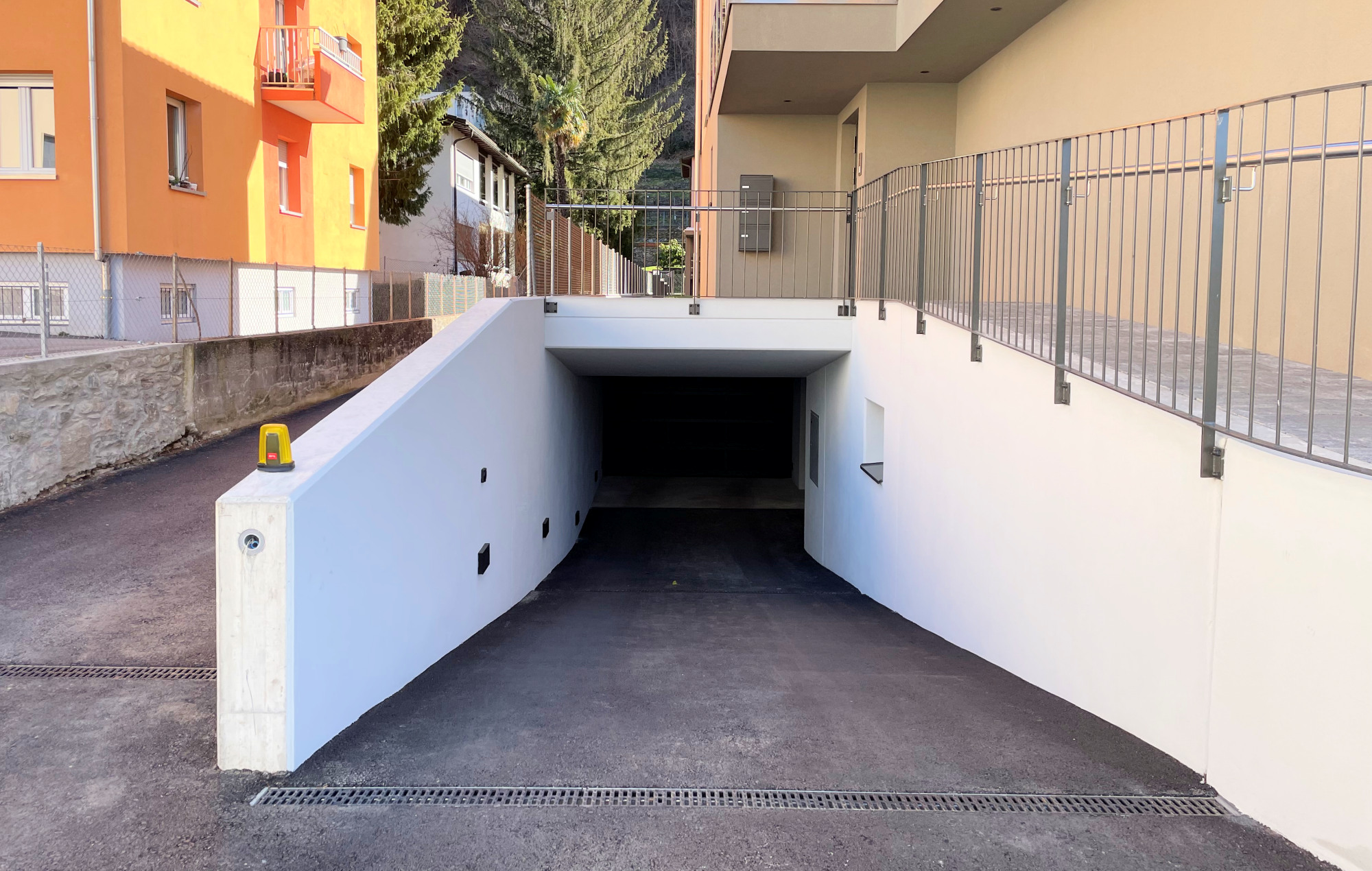 Zufahrt zu einer Tiefgarage zwischen Wohngebäuden