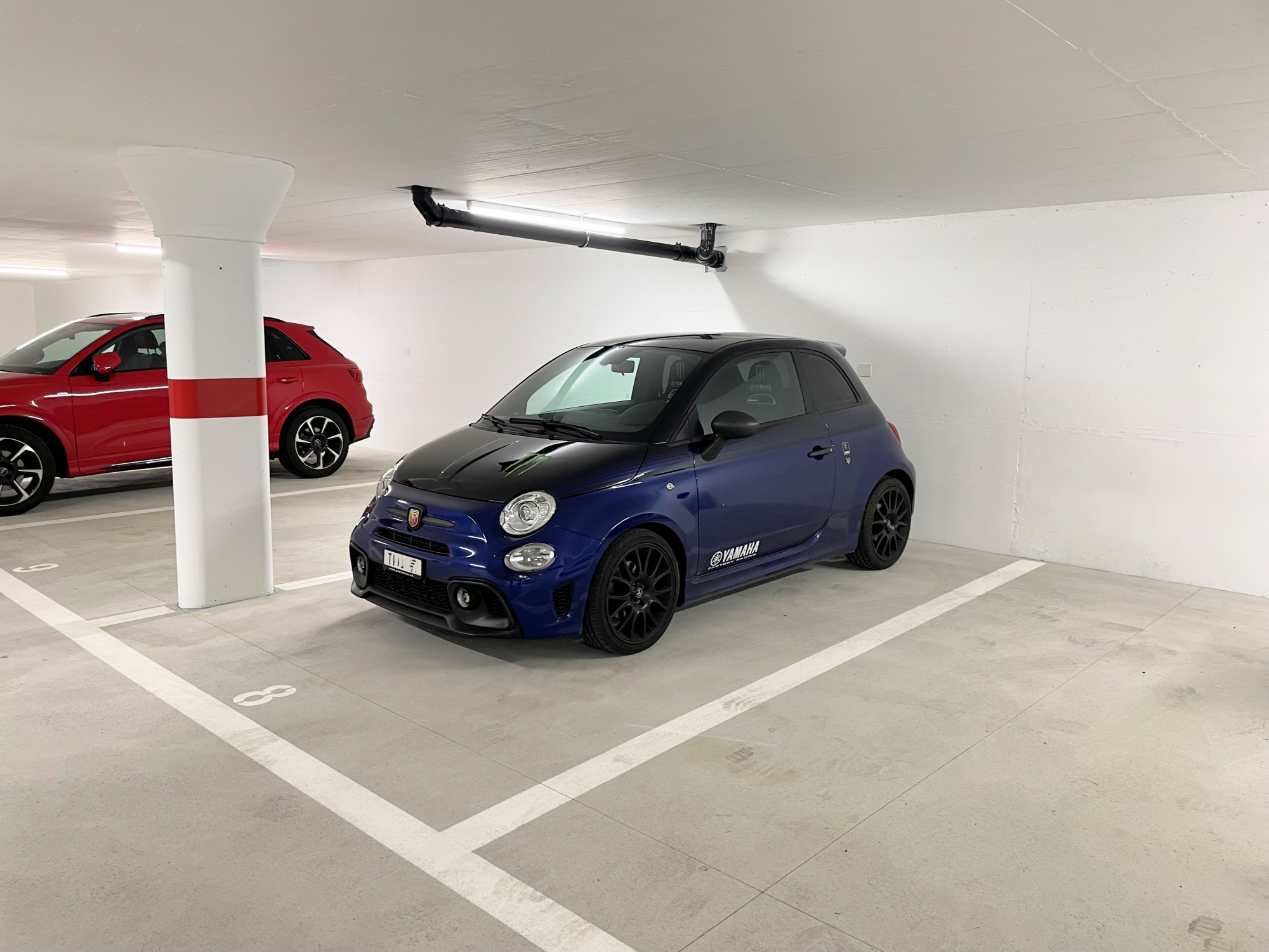 Tiefgarage mit zwei geparkten Autos