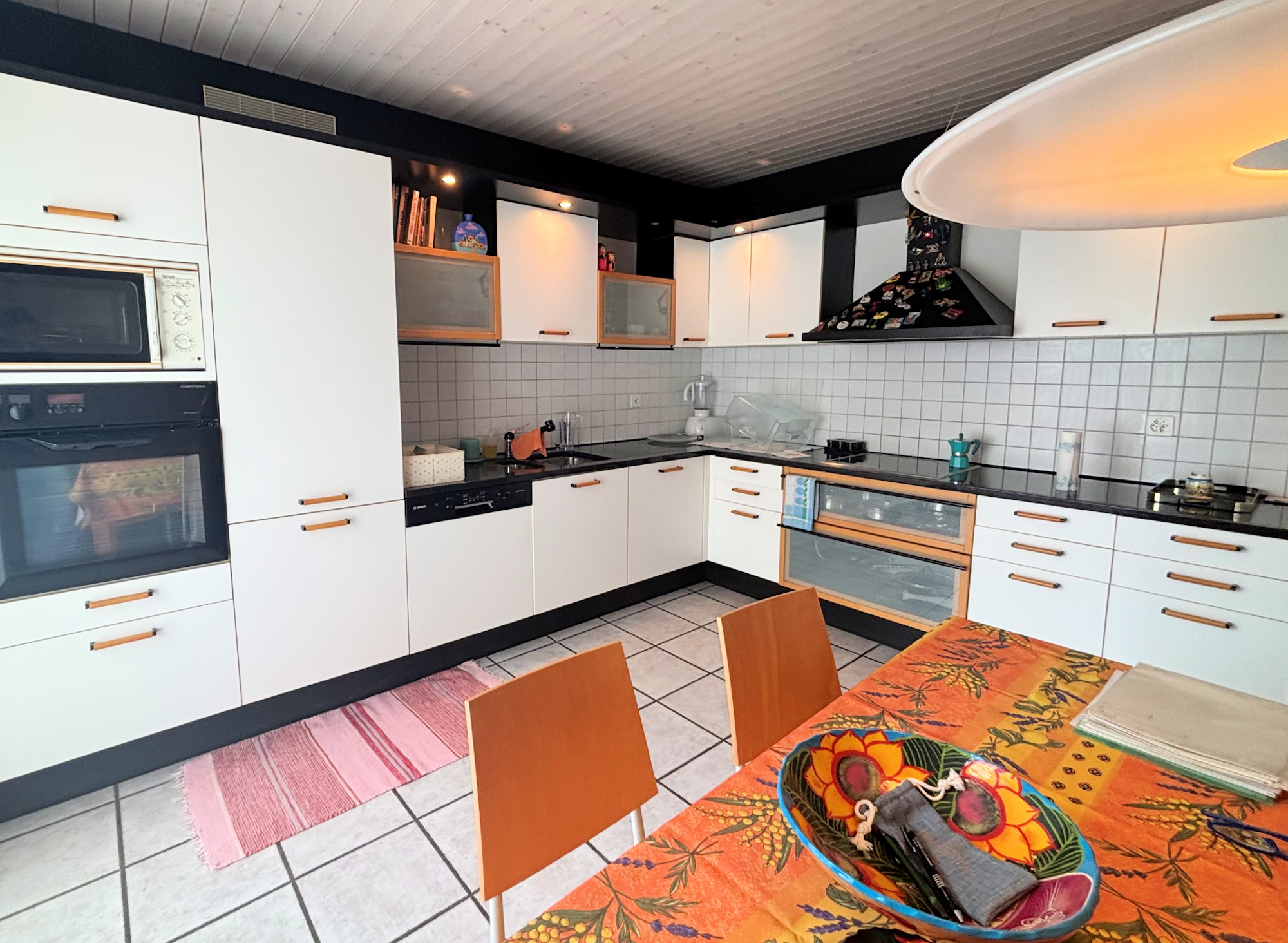 Moderne Einbauküche mit Essbereich