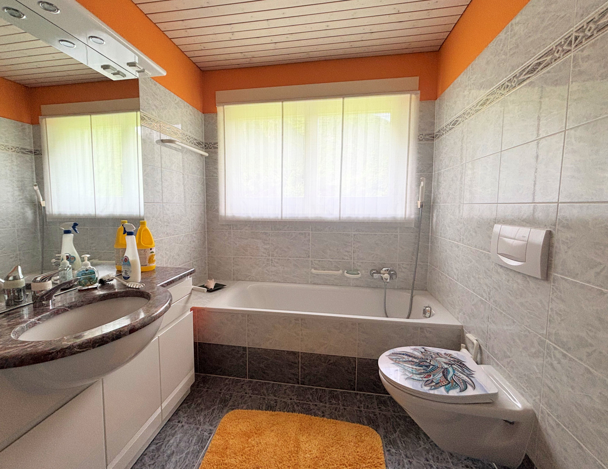 Modernes Badezimmer mit Badewanne und WC