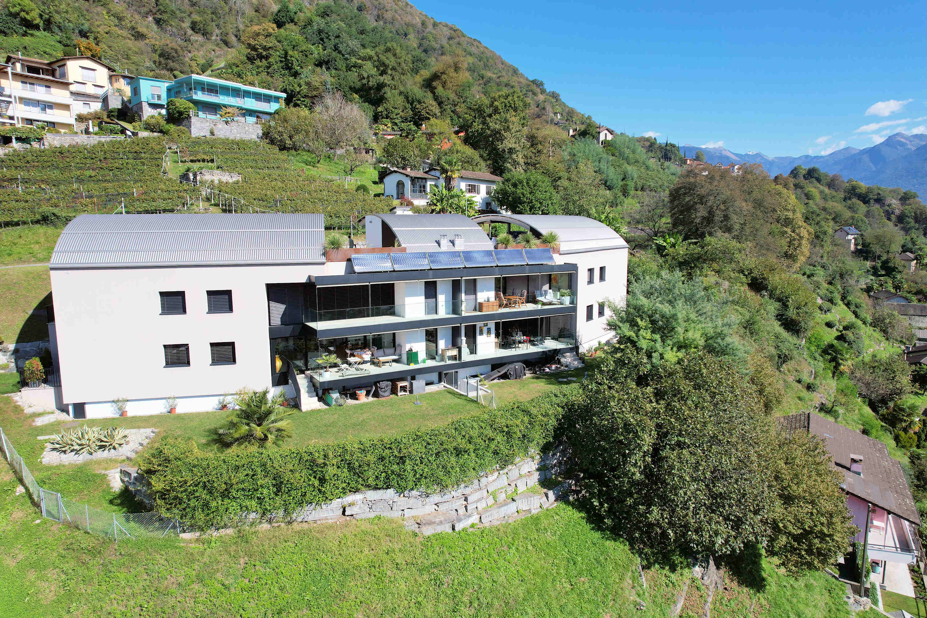 Moderne Hanglage mit Terrassen und Talblick