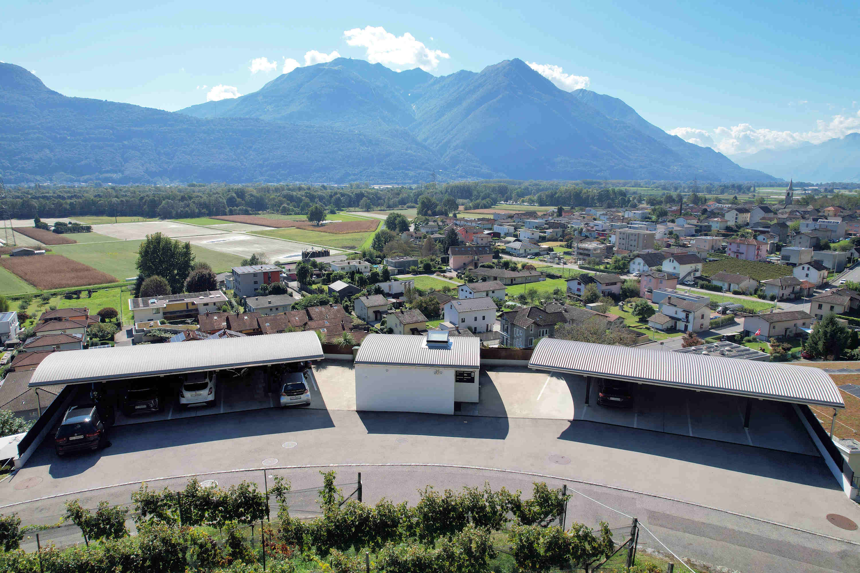 Panoramablick über Tal und Berge