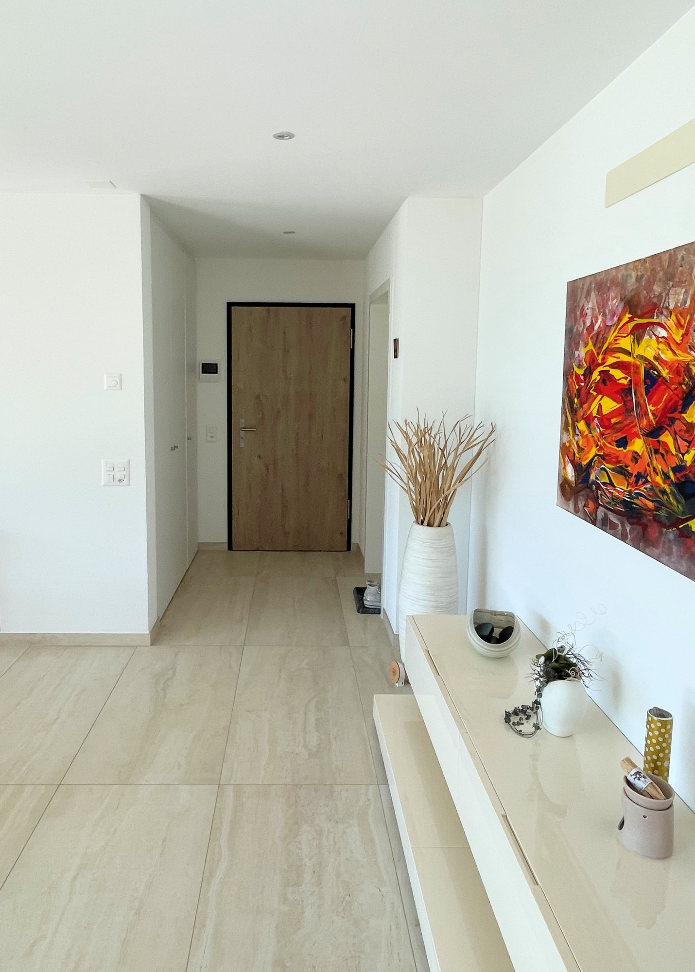 Heller Eingangsflur mit Dekoration