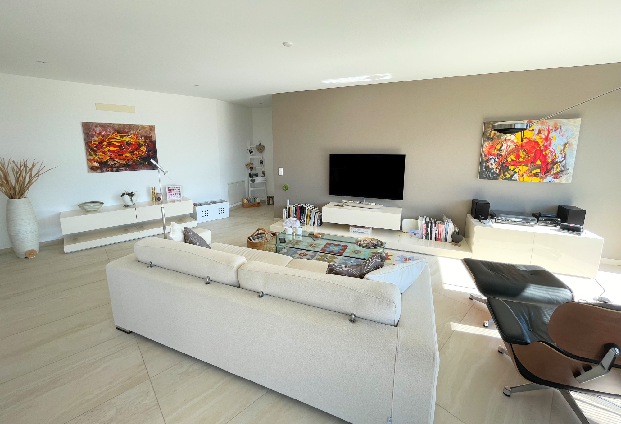 Heller, moderner Wohnbereich mit TV-Wand