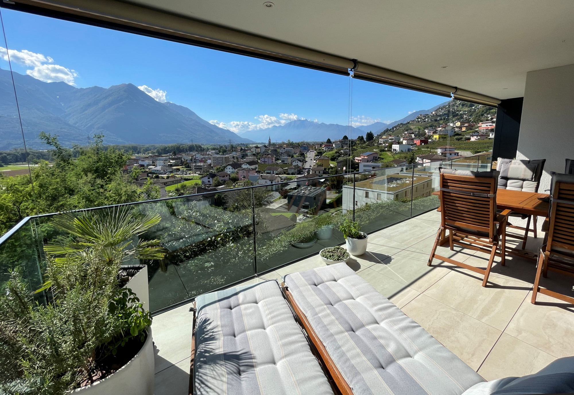Balkon mit Panoramablick auf Berge und Tal