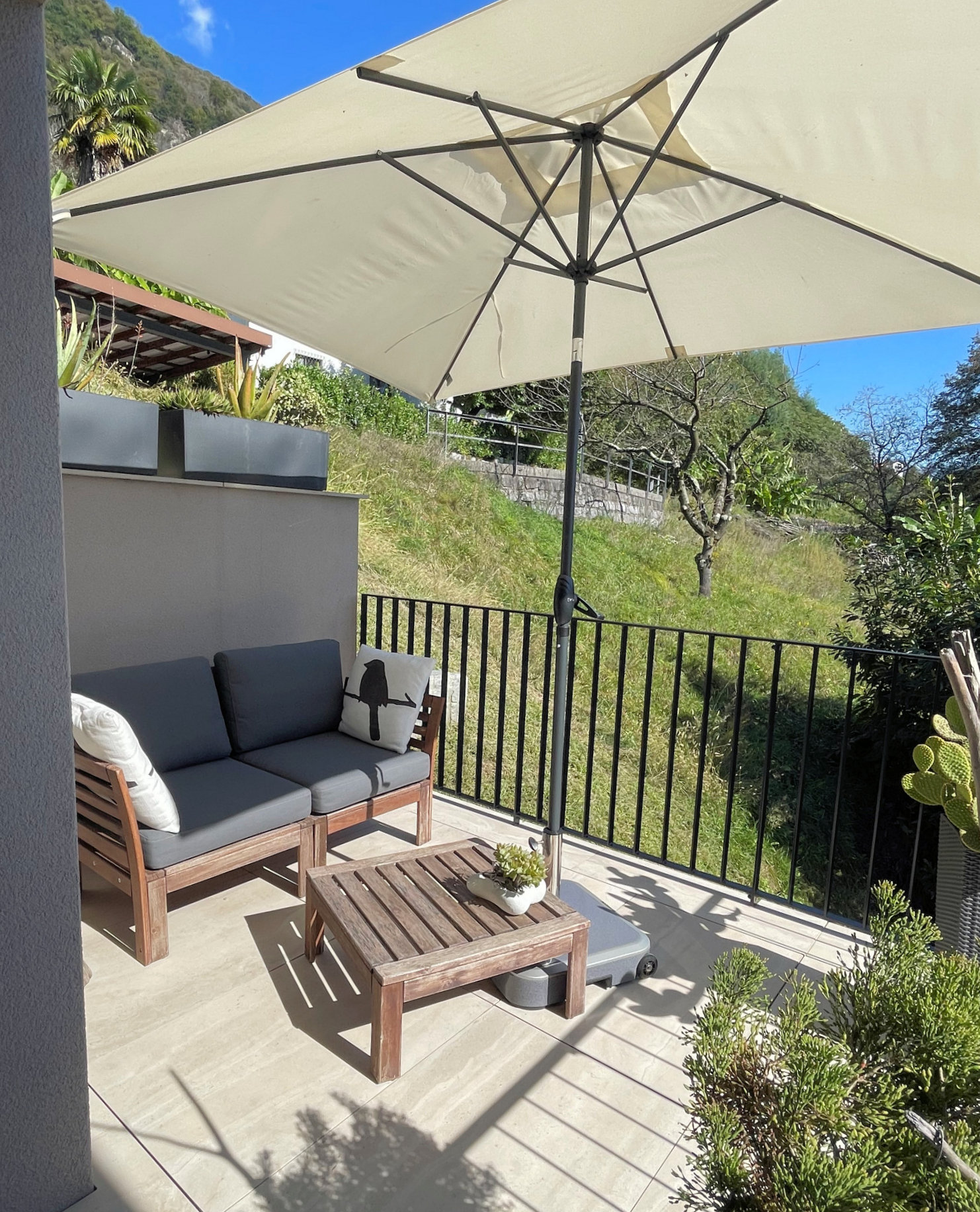 Überdachte Terrasse mit Sitzgruppe