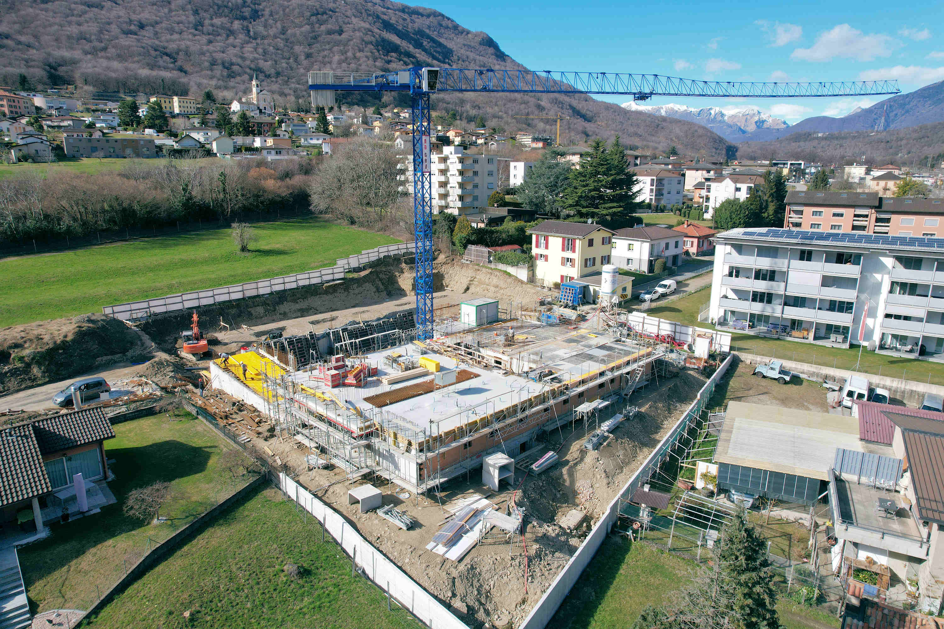 Baustelle mit Kran und Bergblick