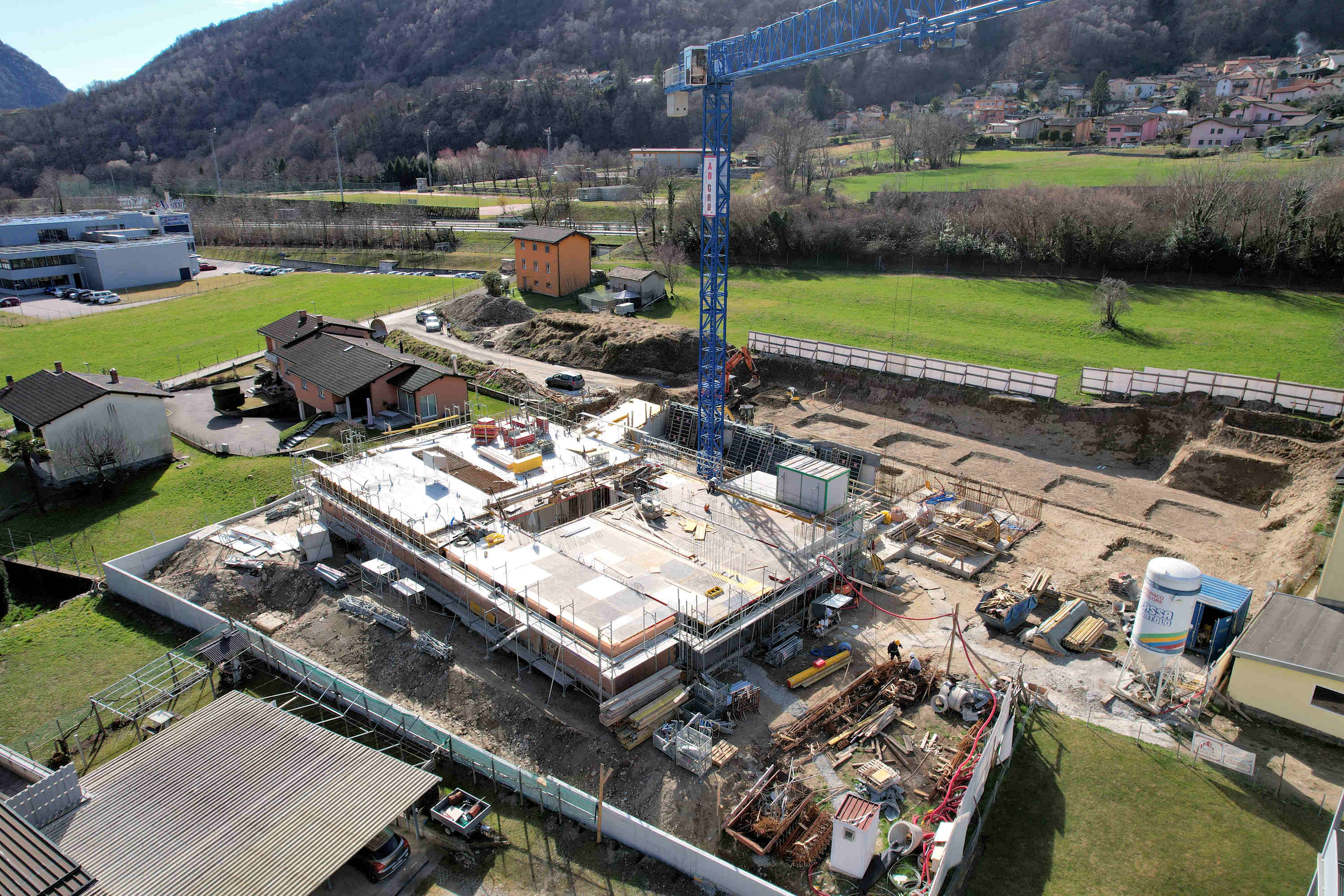 Baustelle eines Wohnhauses in ländlicher Hanglage