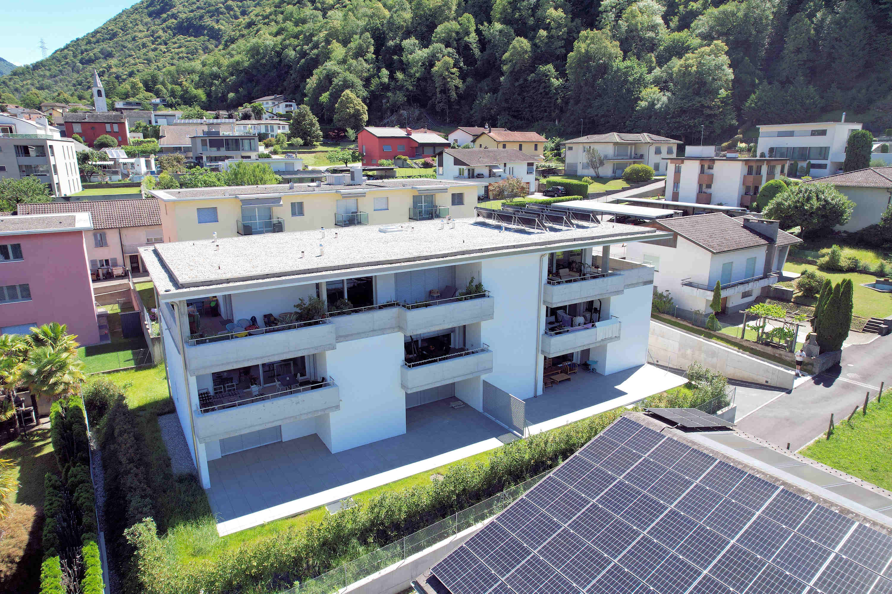 Moderne Wohnanlage mit Solardach