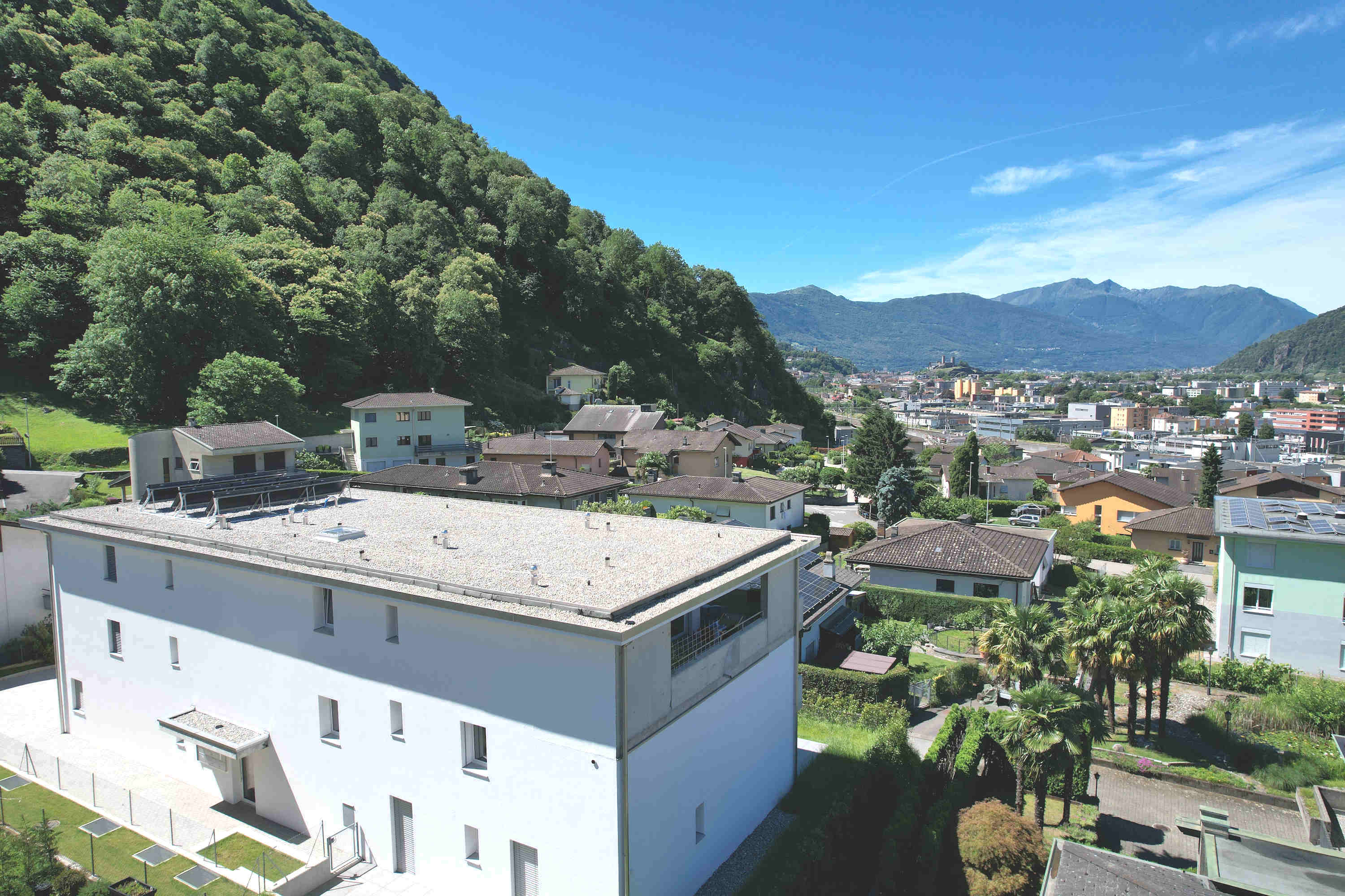 Wohnhaus mit Berg- und Stadtblick