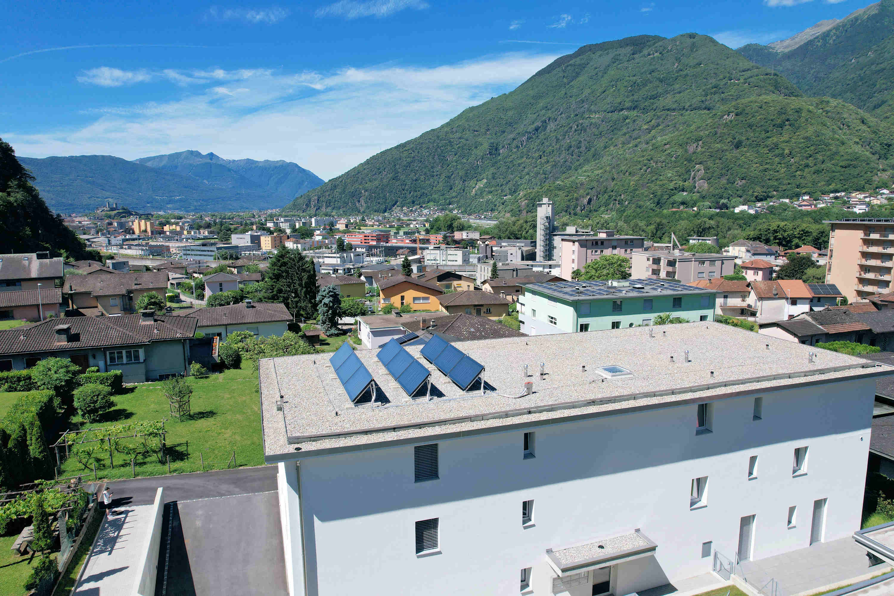 Dachansicht mit Bergpanorama