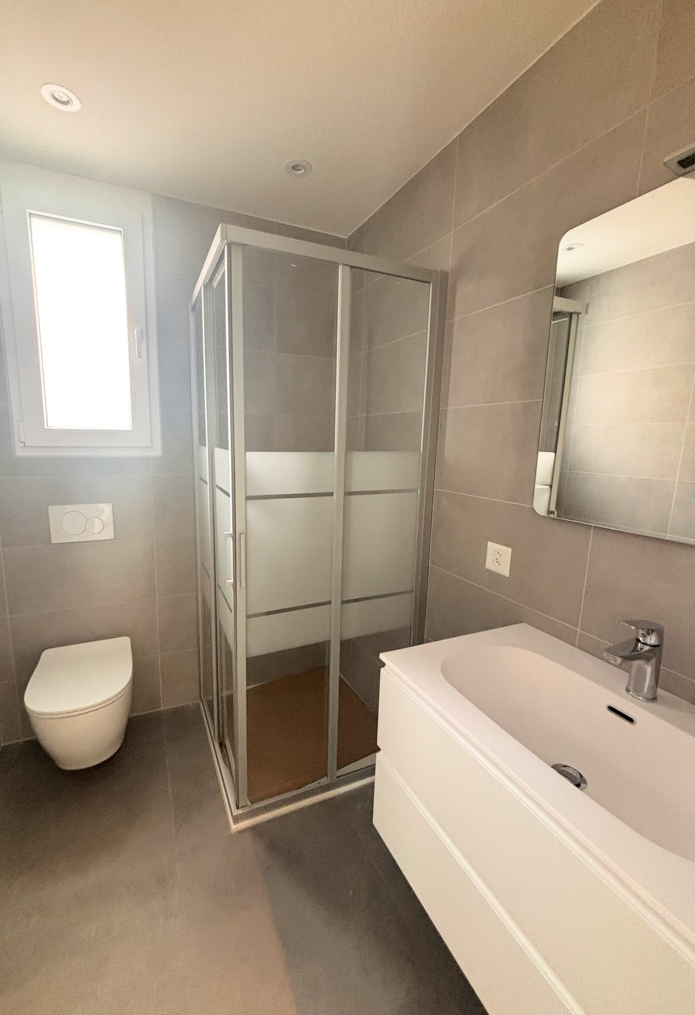 Modernes Badezimmer mit Dusche und WC