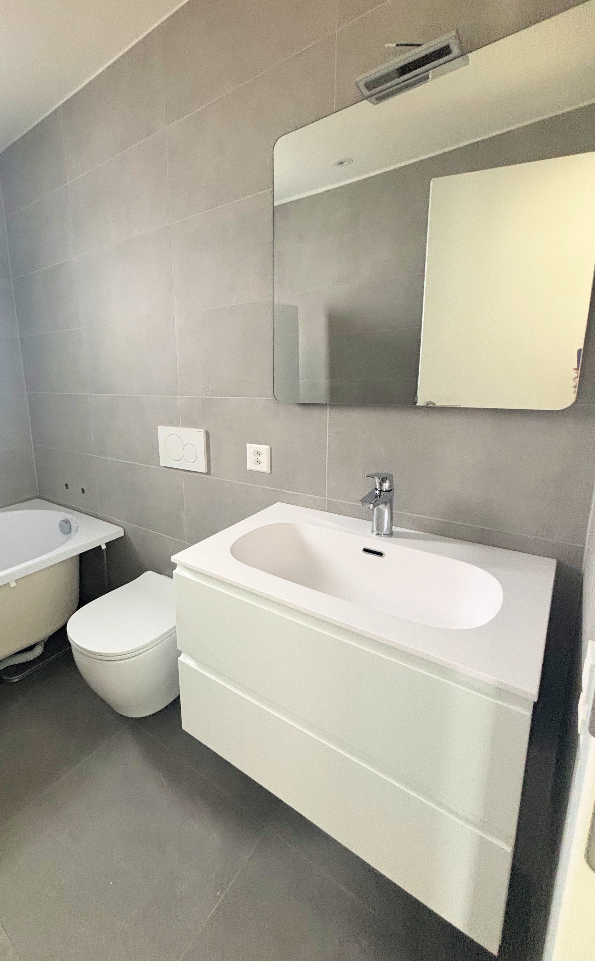 Modernes Badezimmer mit Waschtisch und WC