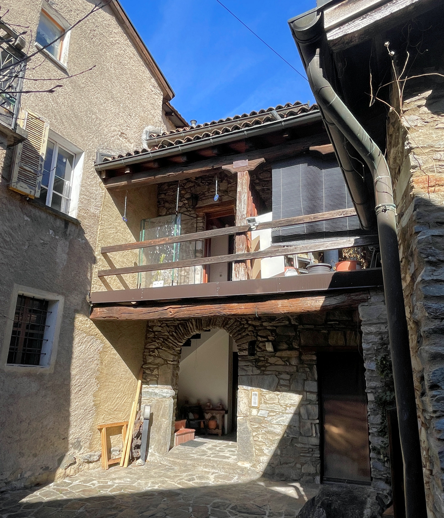 Historischer Innenhof mit Balkon und Steinfassaden