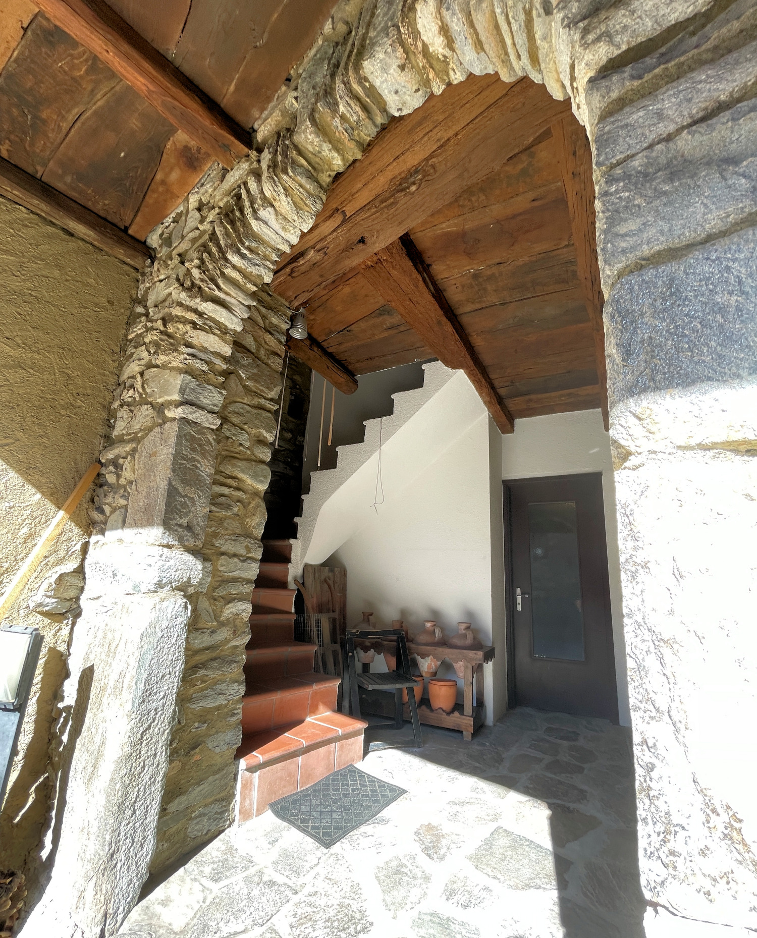 Rustikale Steintreppe im Eingangsbereich