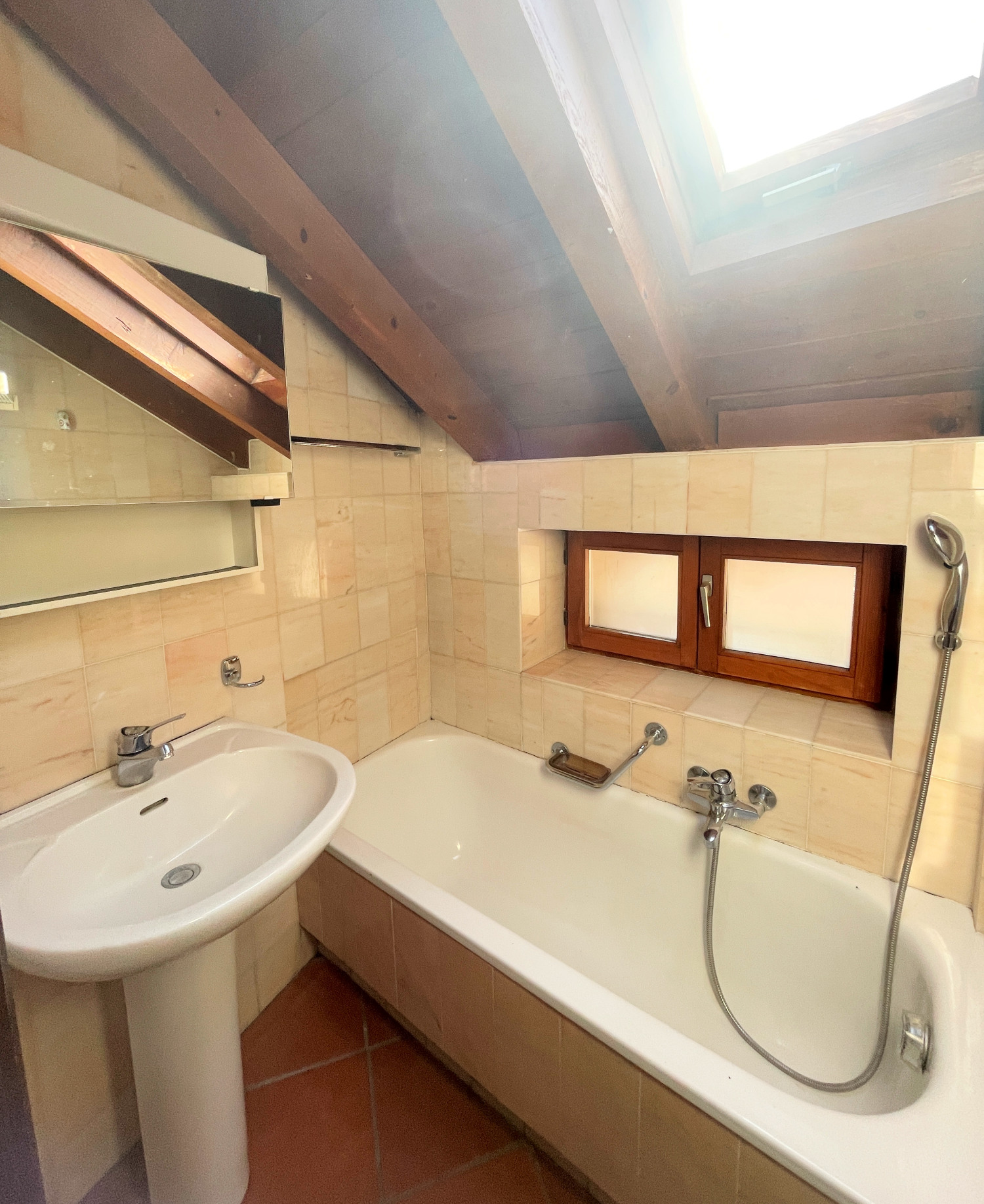 Badezimmer mit Dachschräge