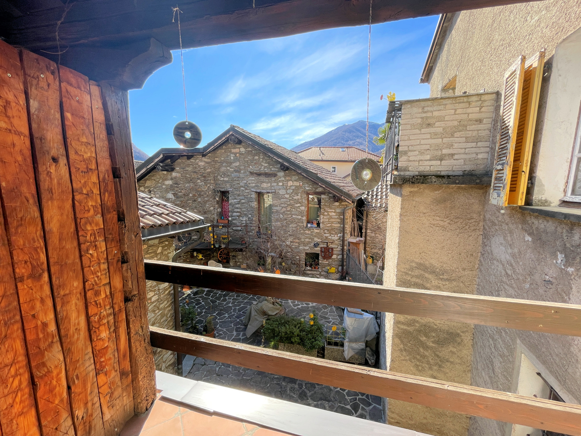 Balkon mit Bergblick auf rustikalen Innenhof