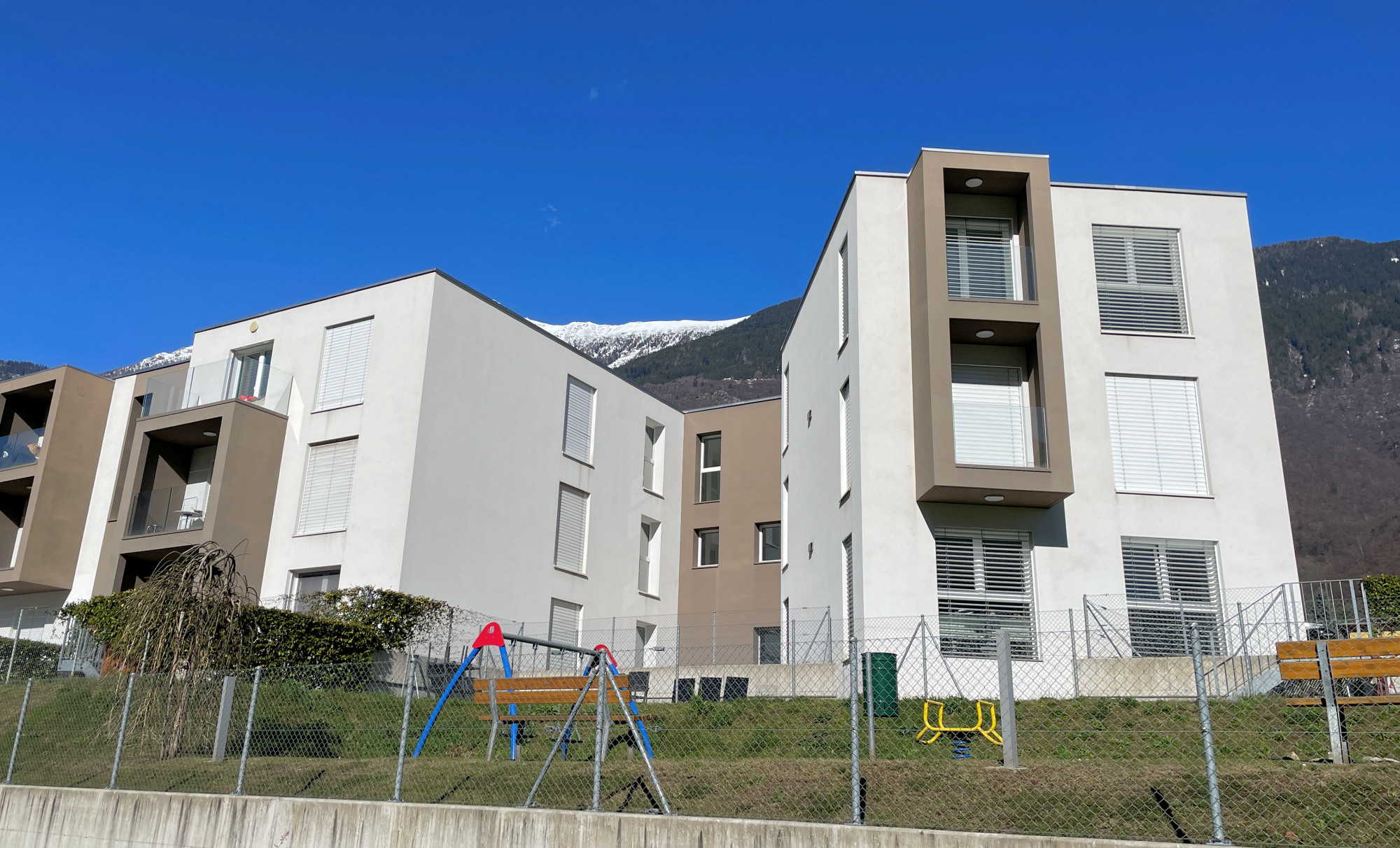 Moderne Wohnanlage mit Bergkulisse