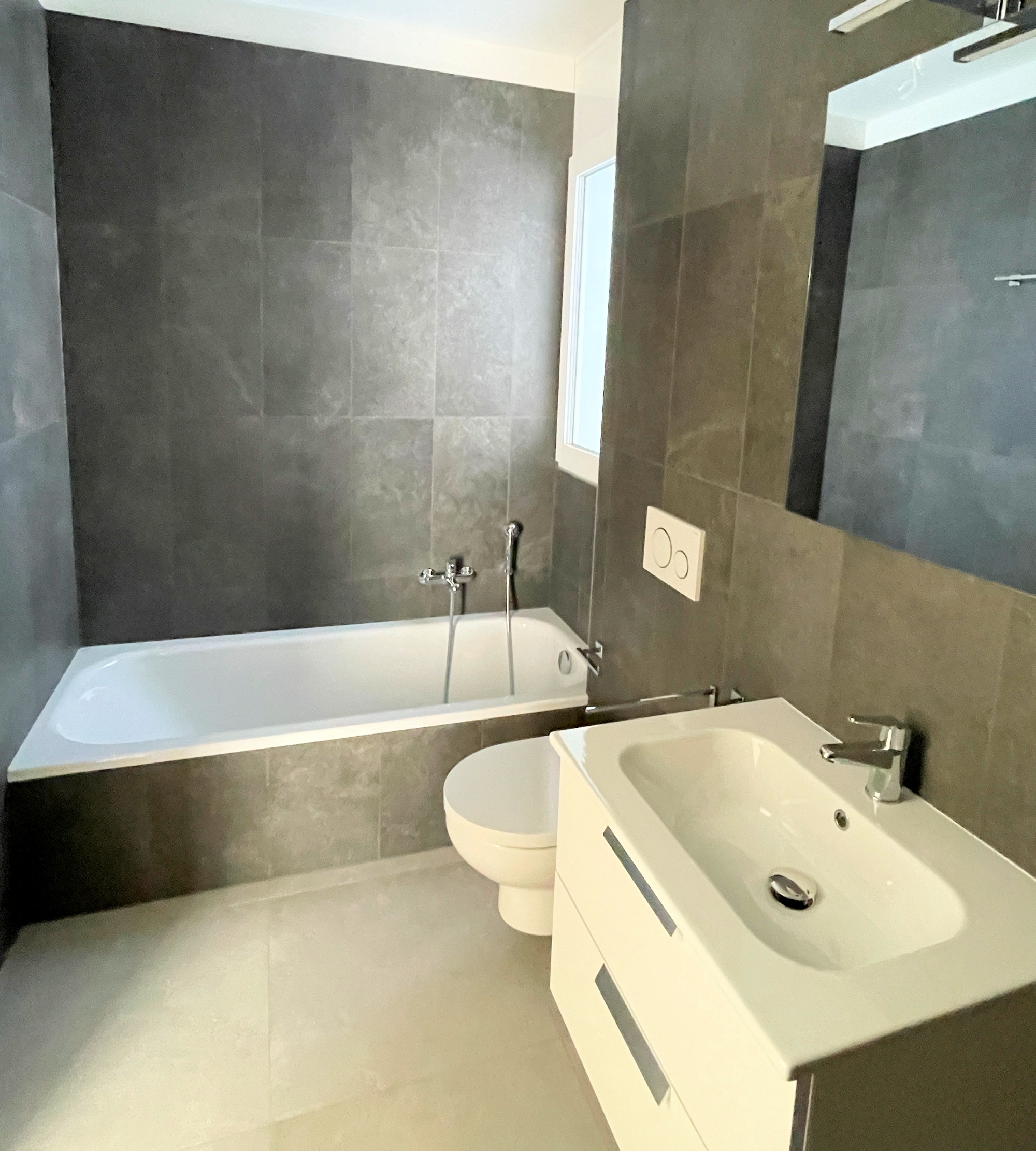 Modernes Badezimmer mit Badewanne und Waschtisch