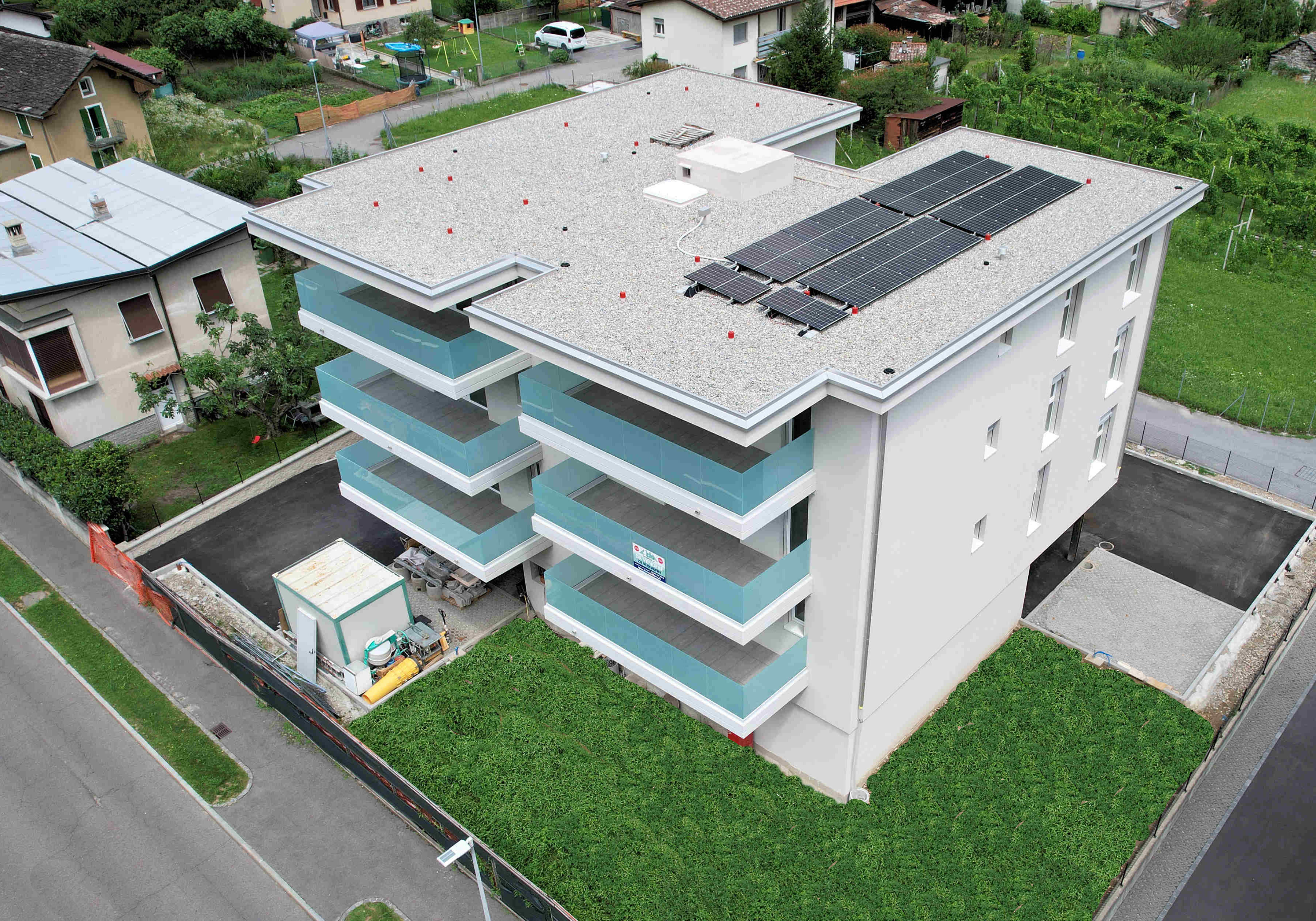 Moderne Wohnanlage mit Dachterrasse und Solarpaneelen