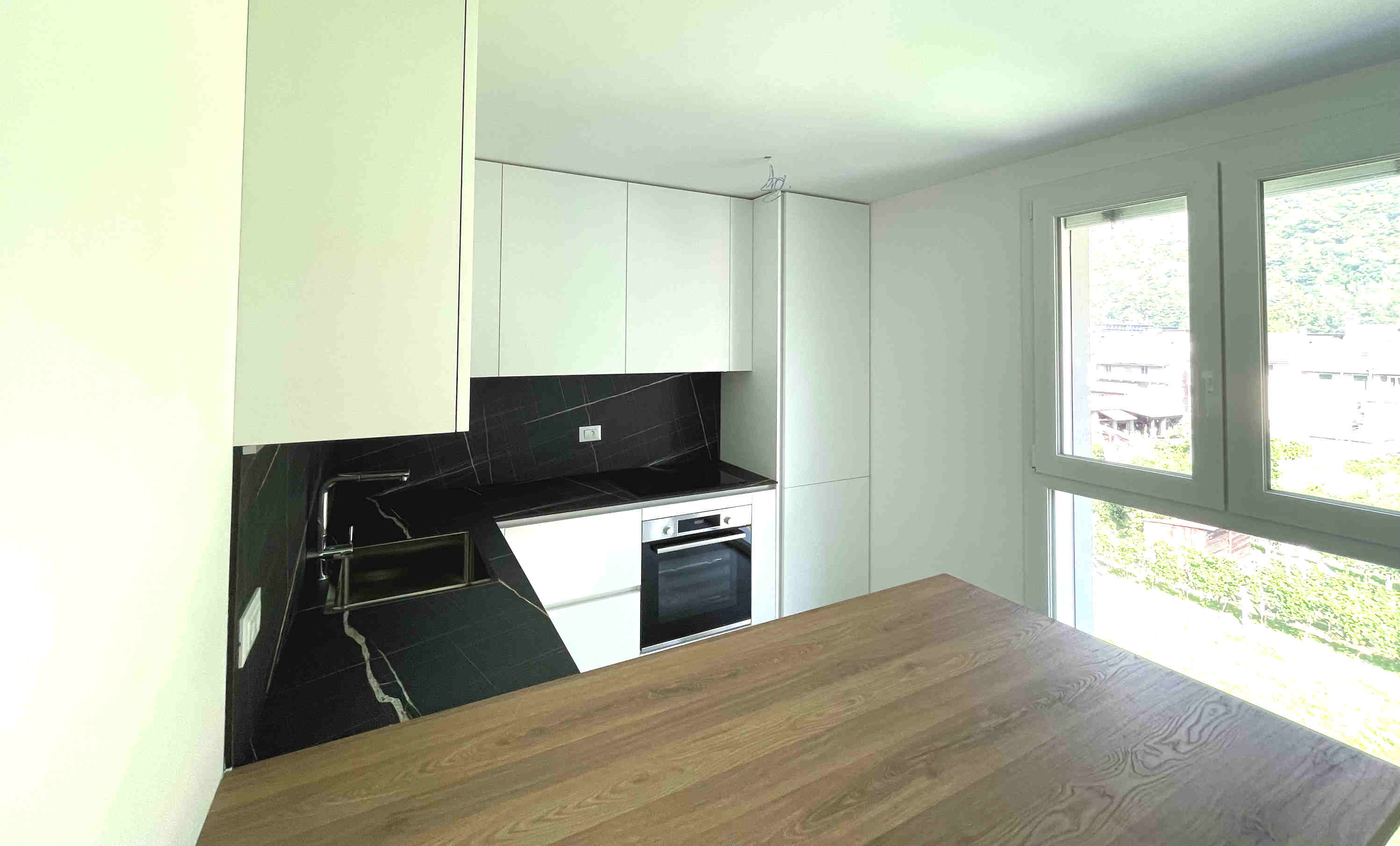 Moderne Küche mit großen Fenstern