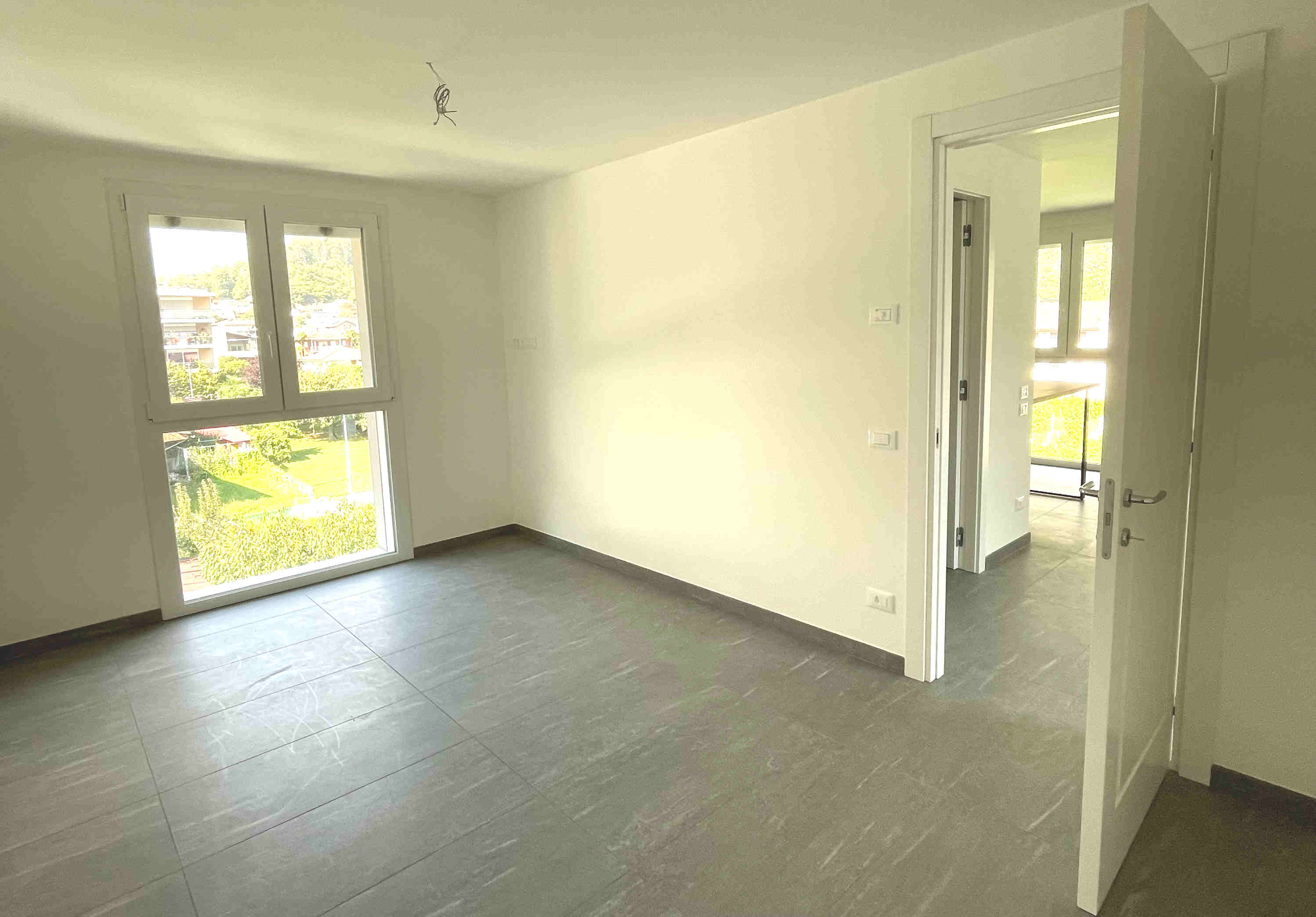 Heller leerer Raum mit großen Fenstern