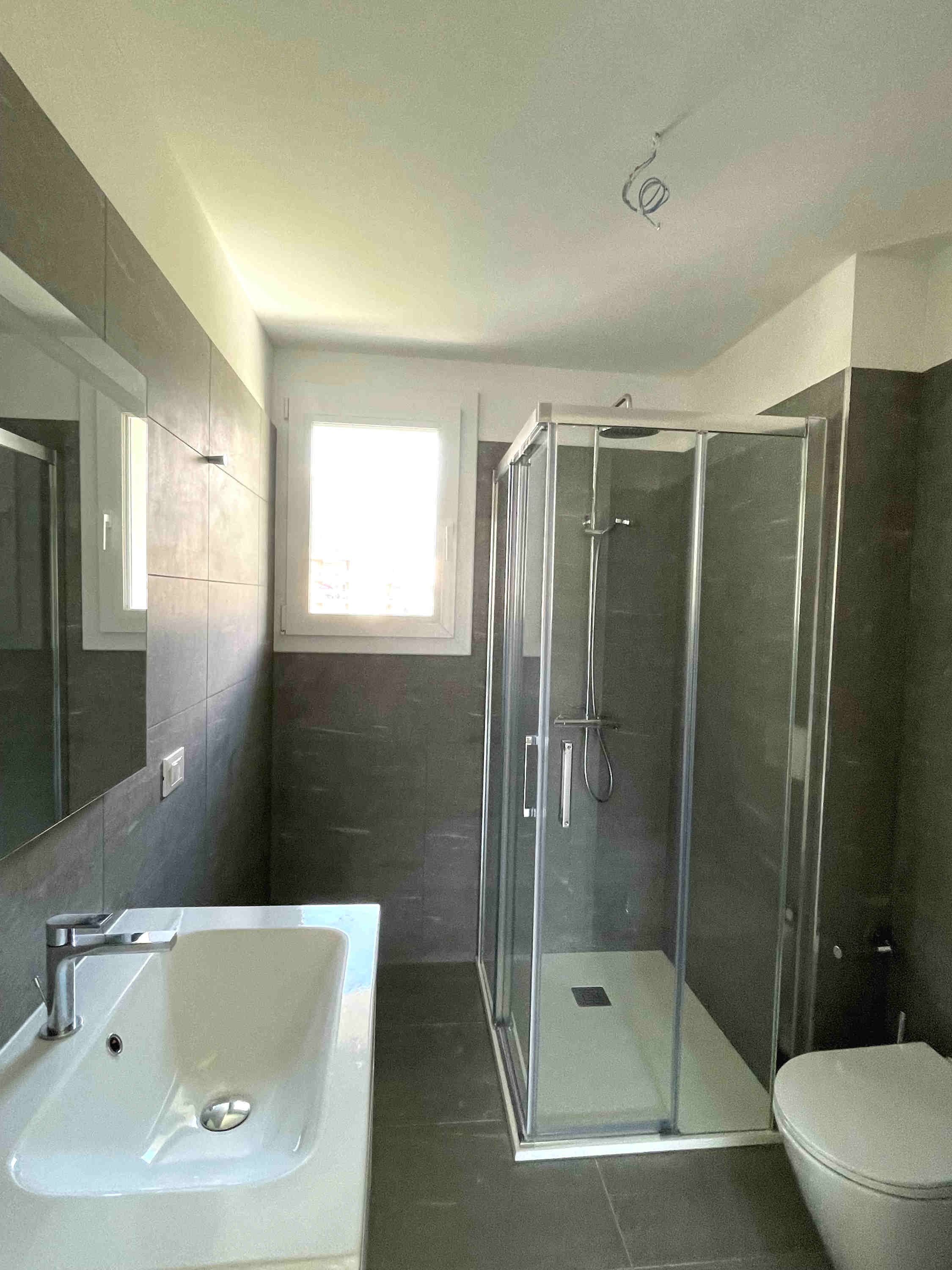 Modernes Badezimmer mit Dusche und Waschtisch